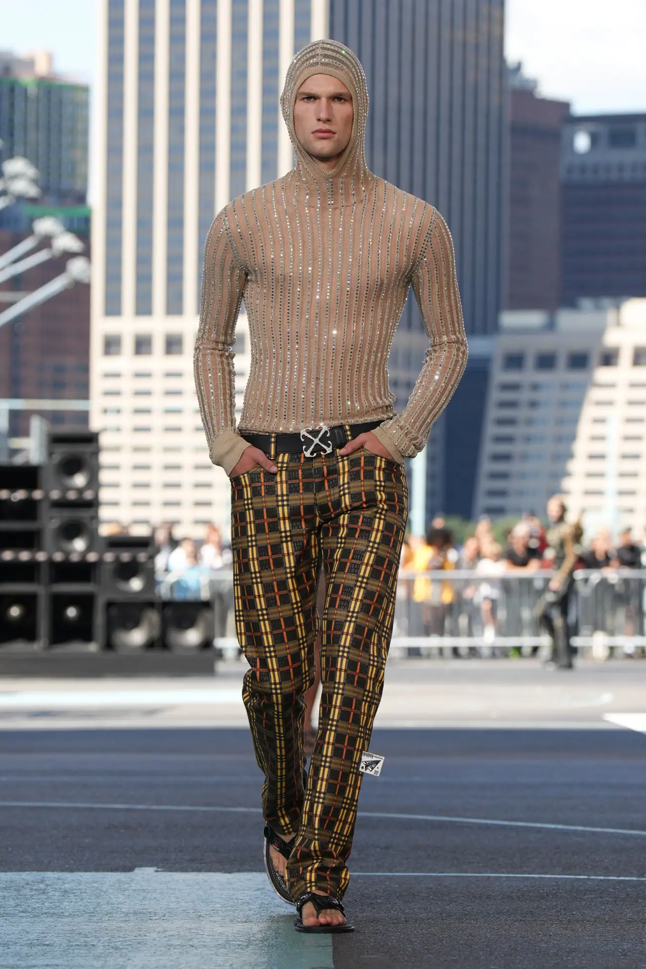 Off-White dévoile une mode sexy et sportive lors de la première à New York pour le Printemps 2025