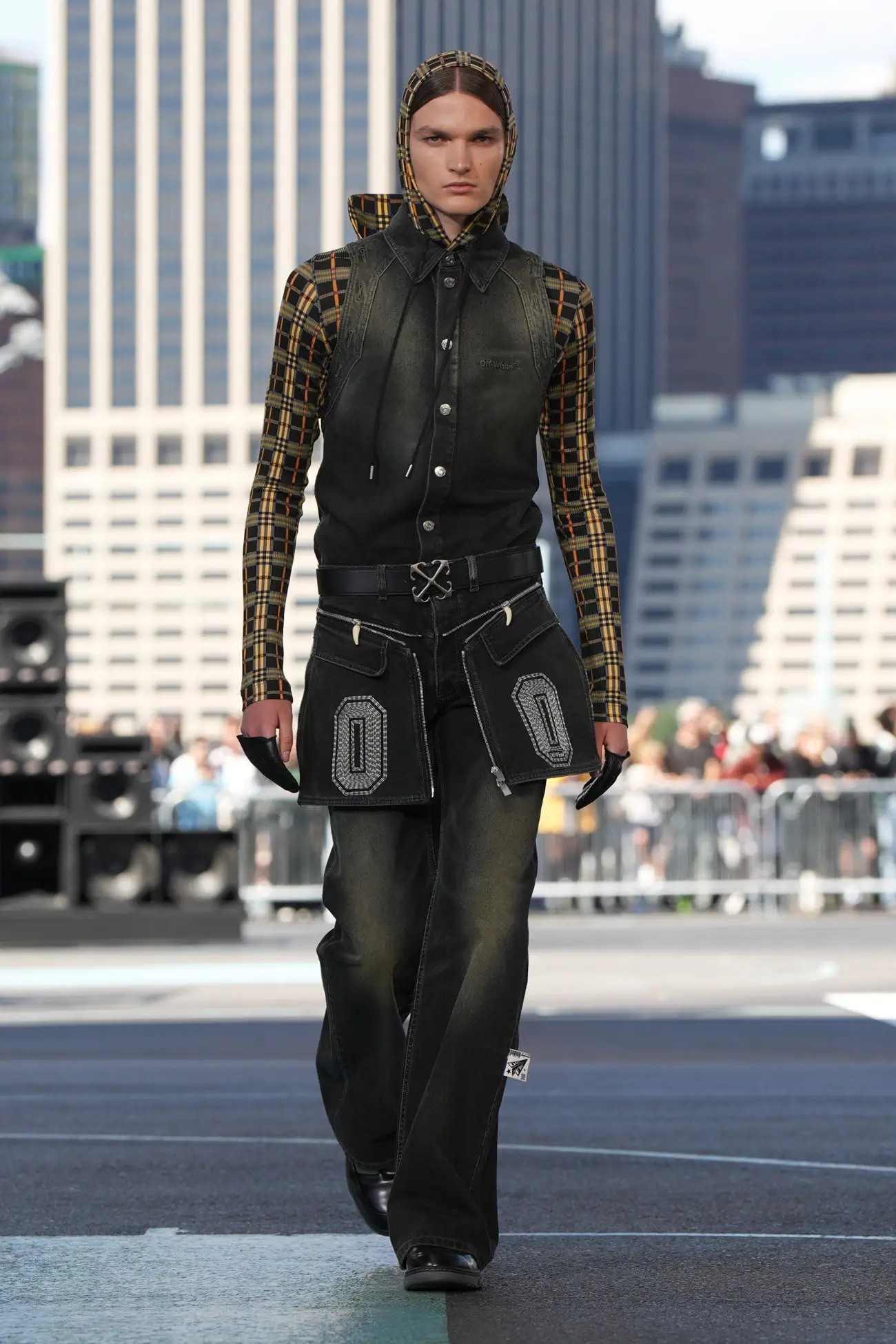Off-White dévoile une mode sexy et sportive lors de la première à New York pour le Printemps 2025