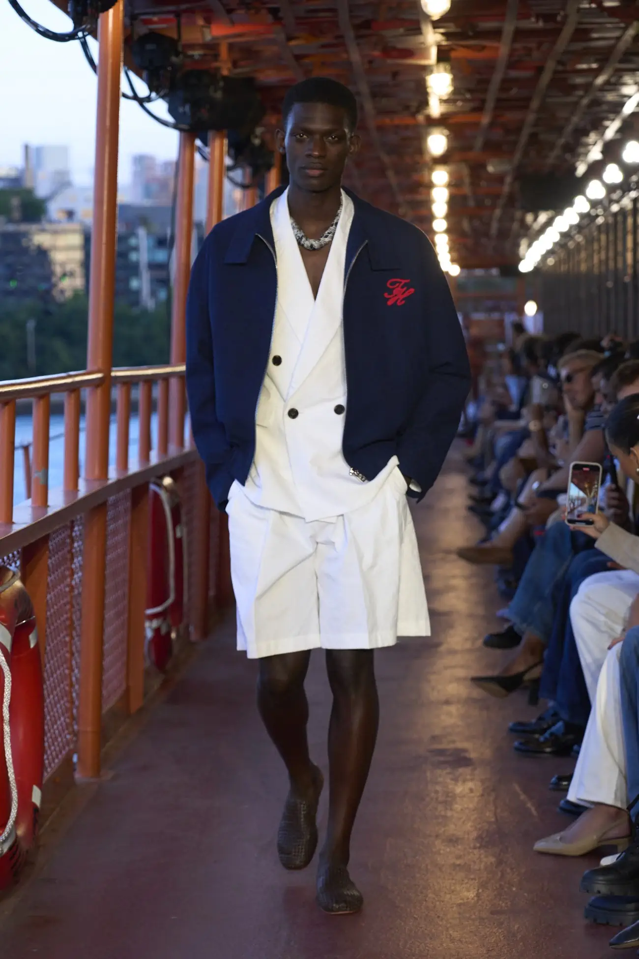 Tommy Hilfiger Printemps 2025 : Une histoire de ferry à Staten Island