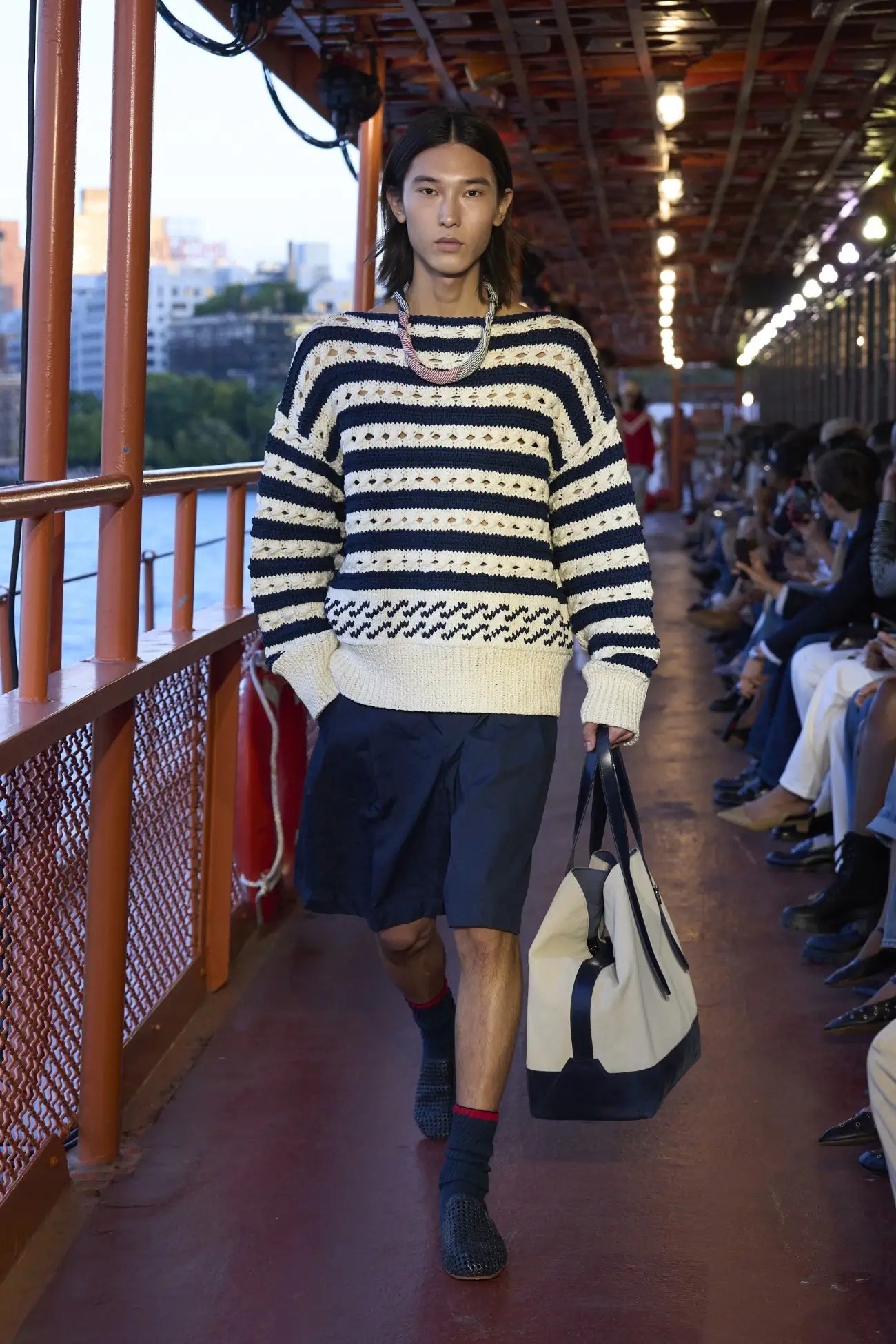 Tommy Hilfiger Printemps 2025 : Une histoire de ferry à Staten Island