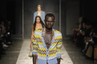 Collection Versace Printemps 2025 : une vision jeune du luxe italien