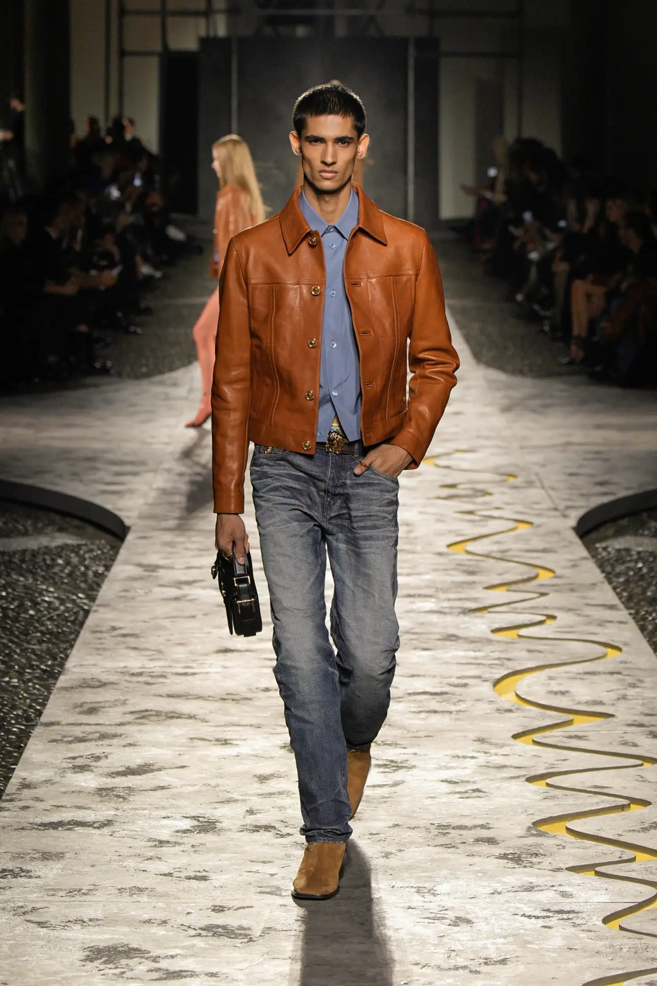 Collection Versace Printemps 2025 : une vision jeune du luxe italien