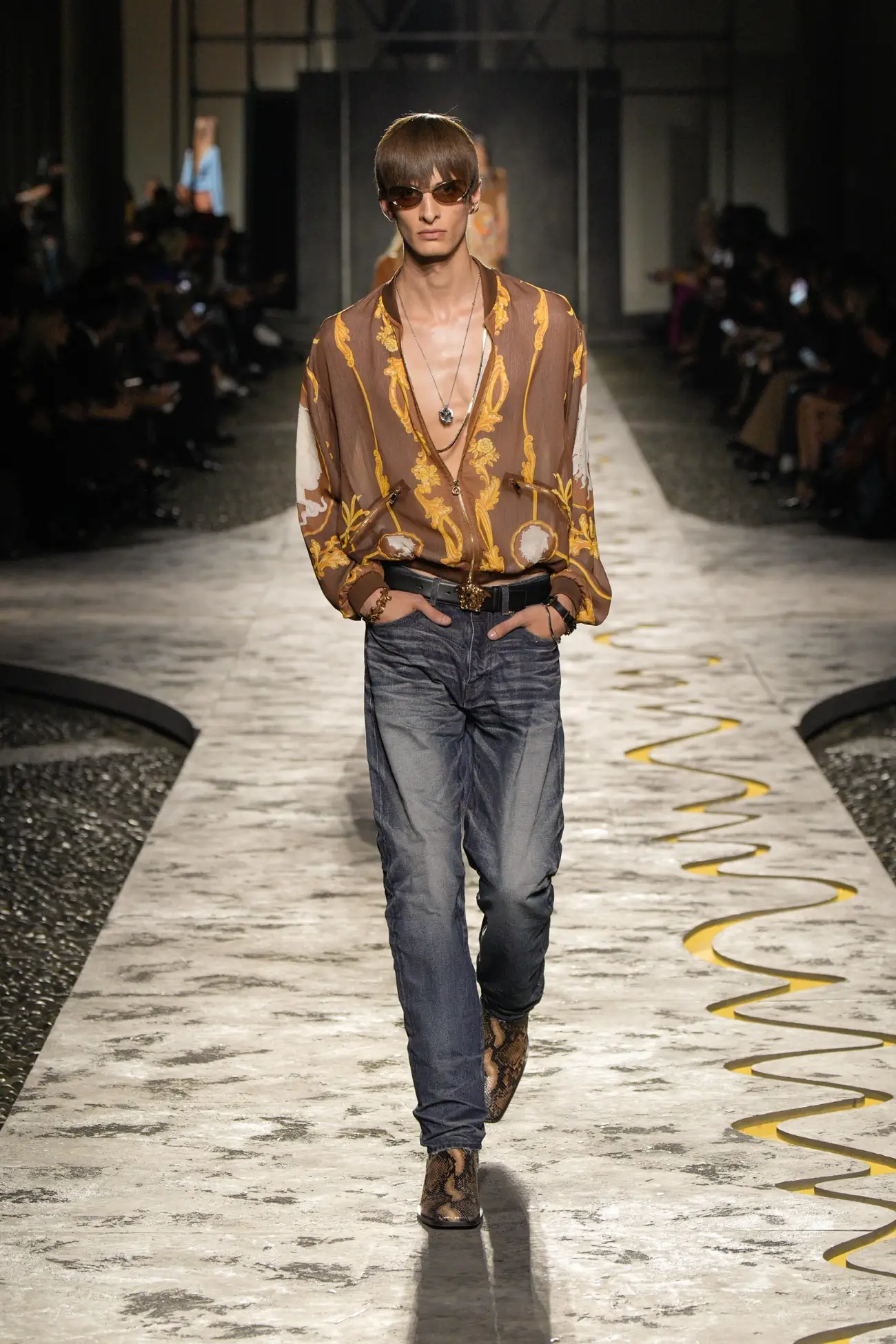 Collection Versace Printemps 2025 : une vision jeune du luxe italien