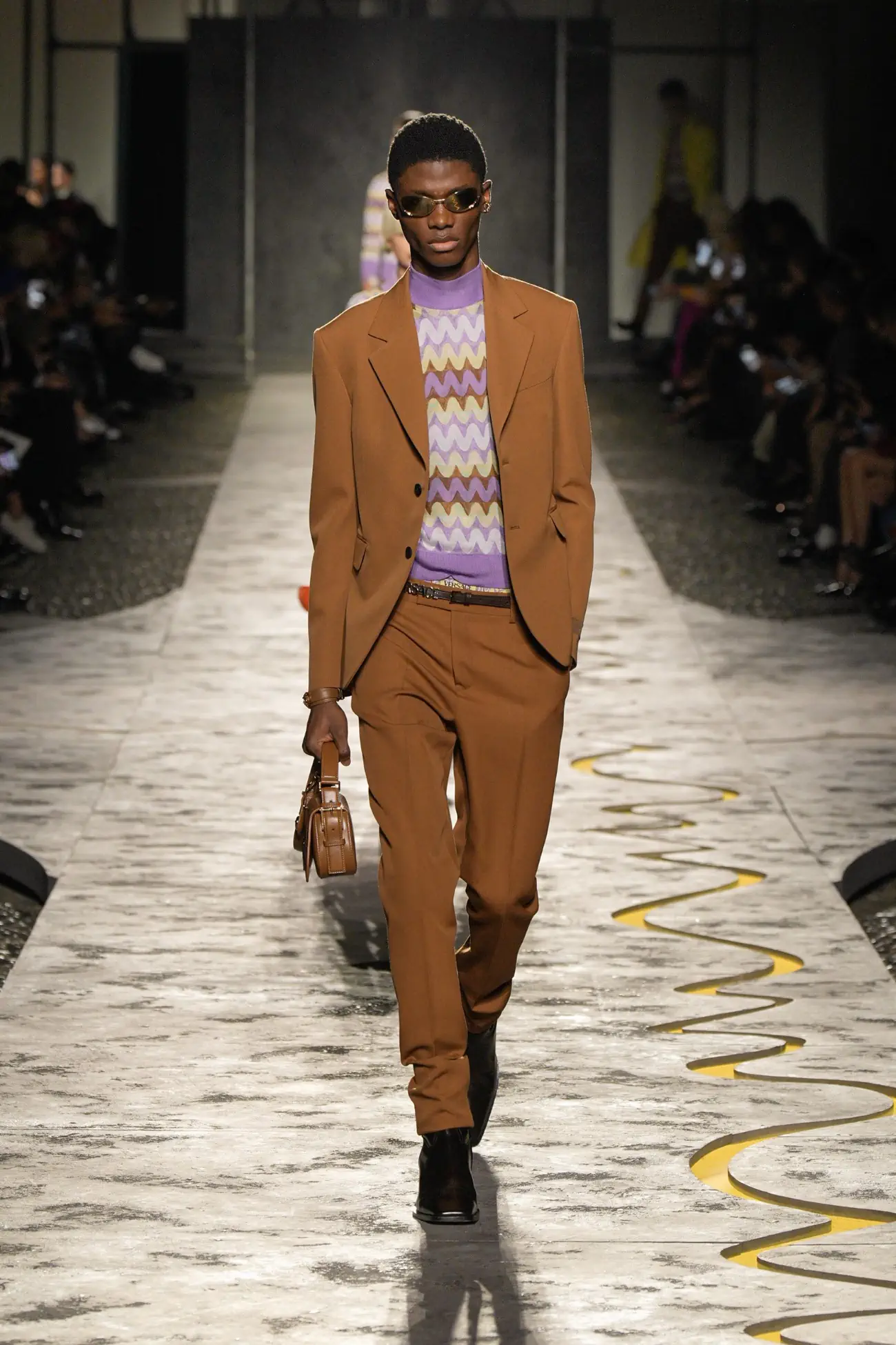 Collection Versace Printemps 2025 : une vision jeune du luxe italien