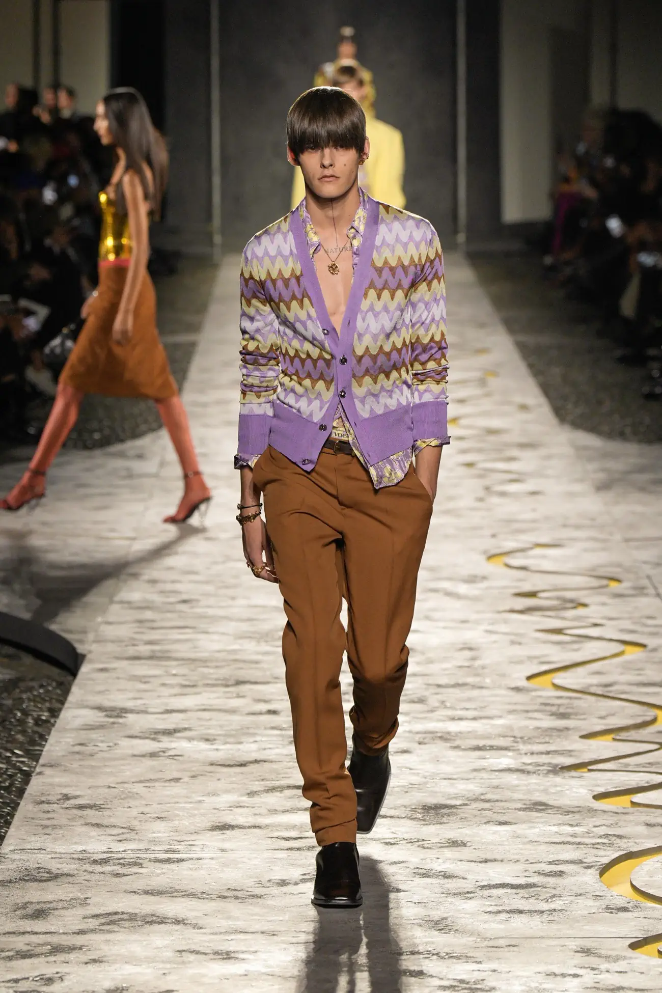 Collection Versace Printemps 2025 : une vision jeune du luxe italien