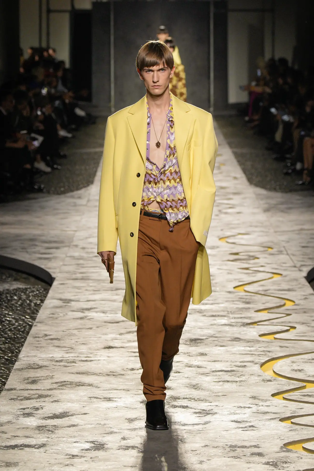 Collection Versace Printemps 2025 : une vision jeune du luxe italien