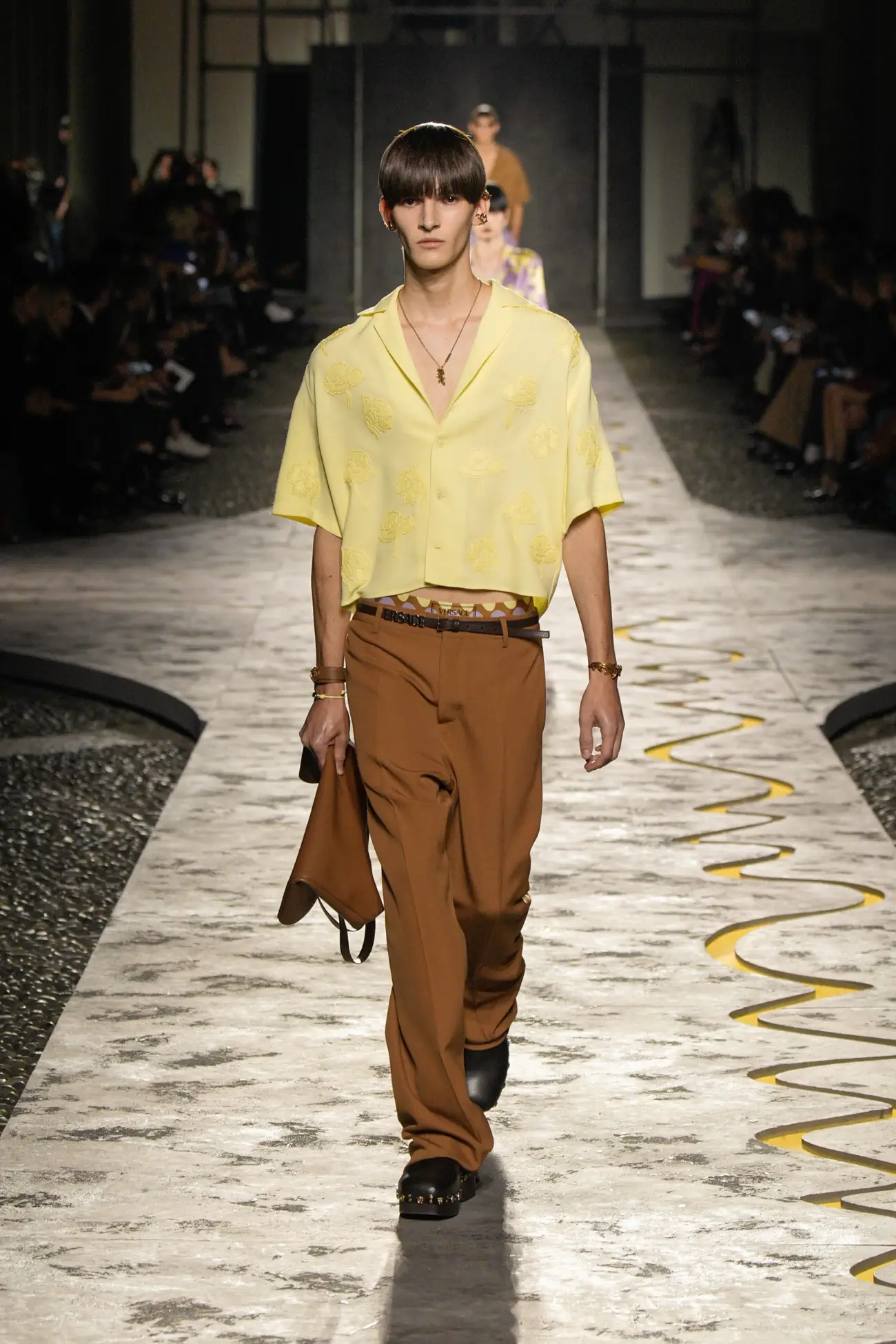 Collection Versace Printemps 2025 : une vision jeune du luxe italien