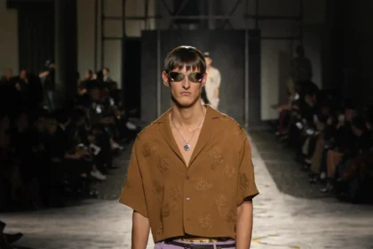 Collection Versace Printemps 2025 : une vision jeune du luxe italien