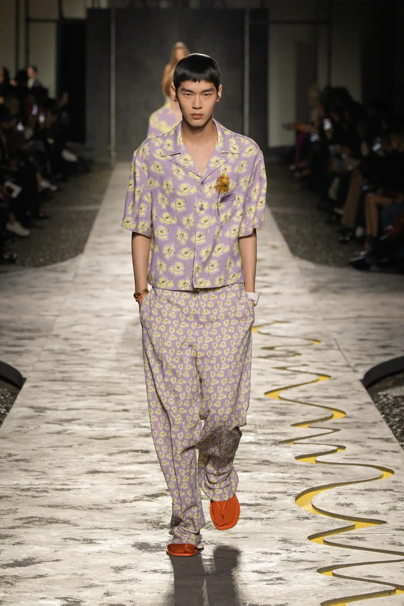 Collection Versace Printemps 2025 : une vision jeune du luxe italien