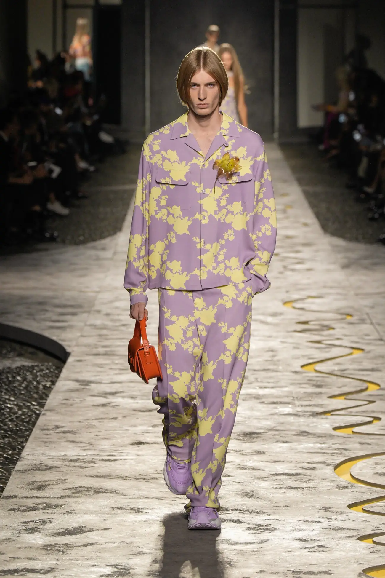 Collection Versace Printemps 2025 : une vision jeune du luxe italien
