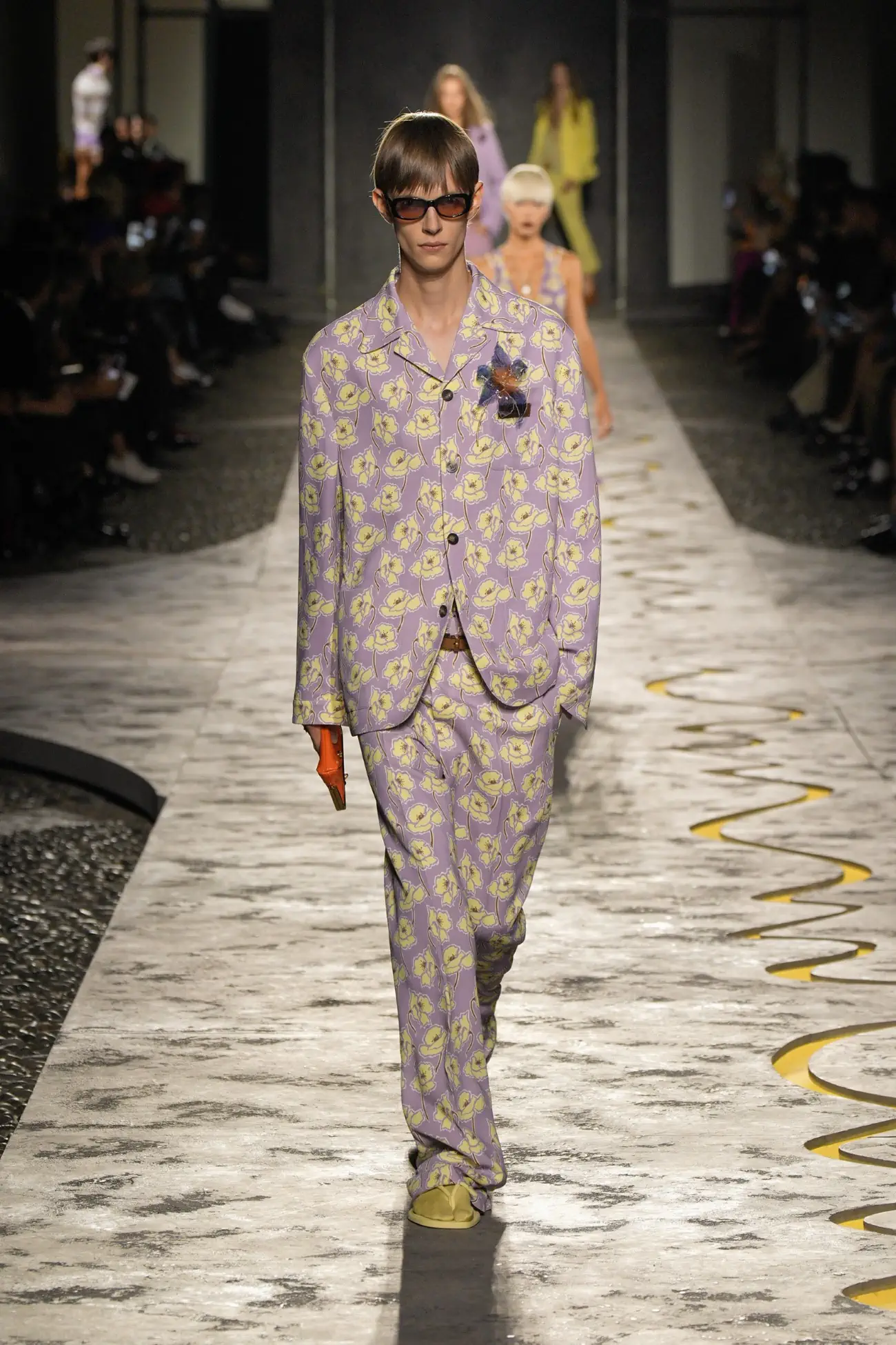 Collection Versace Printemps 2025 : une vision jeune du luxe italien
