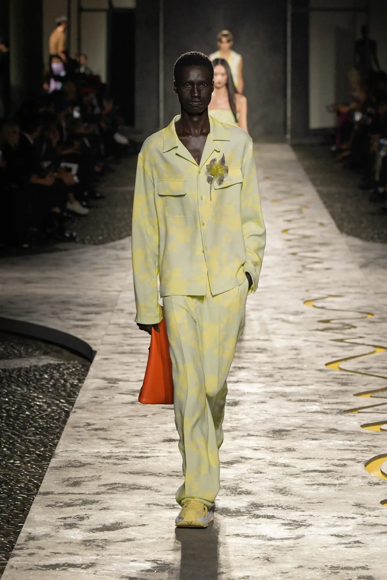 Collection Versace Printemps 2025 : une vision jeune du luxe italien