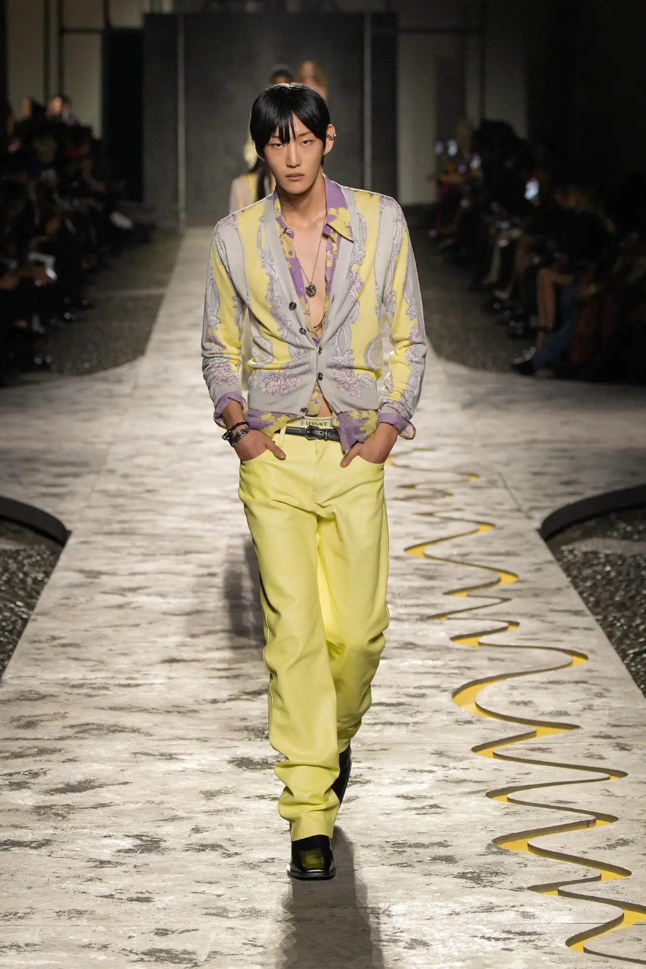 Collection Versace Printemps 2025 : une vision jeune du luxe italien