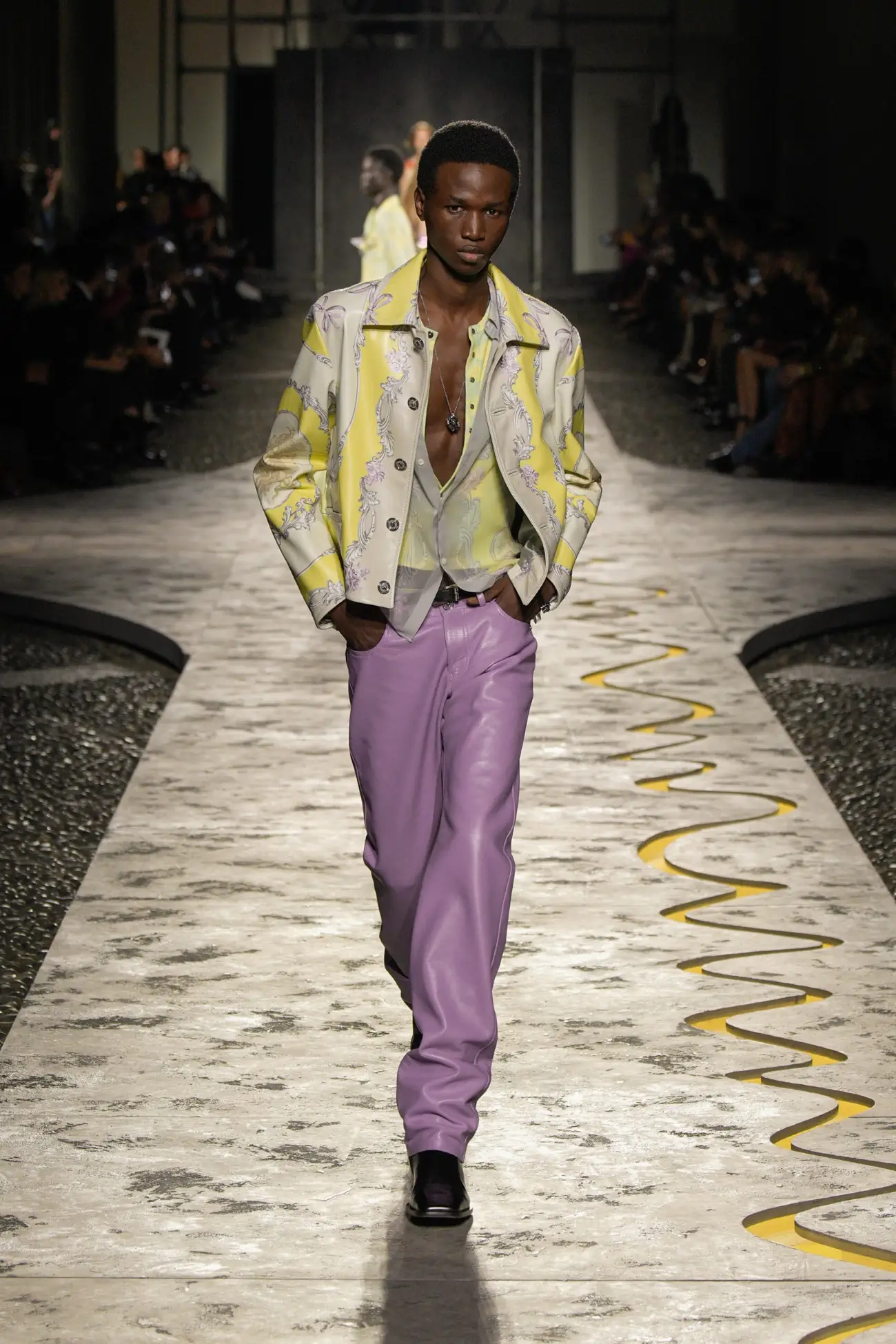 Collection Versace Printemps 2025 : une vision jeune du luxe italien