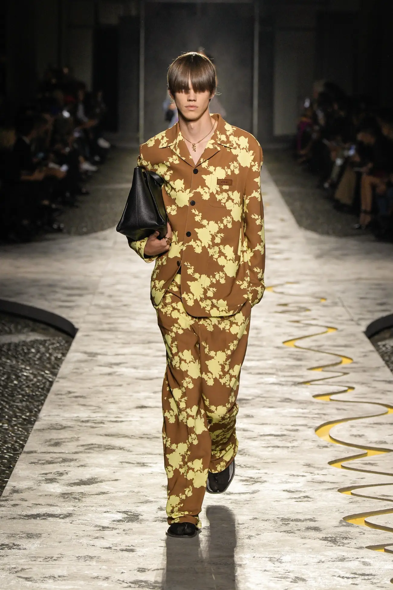 Collection Versace Printemps 2025 : une vision jeune du luxe italien