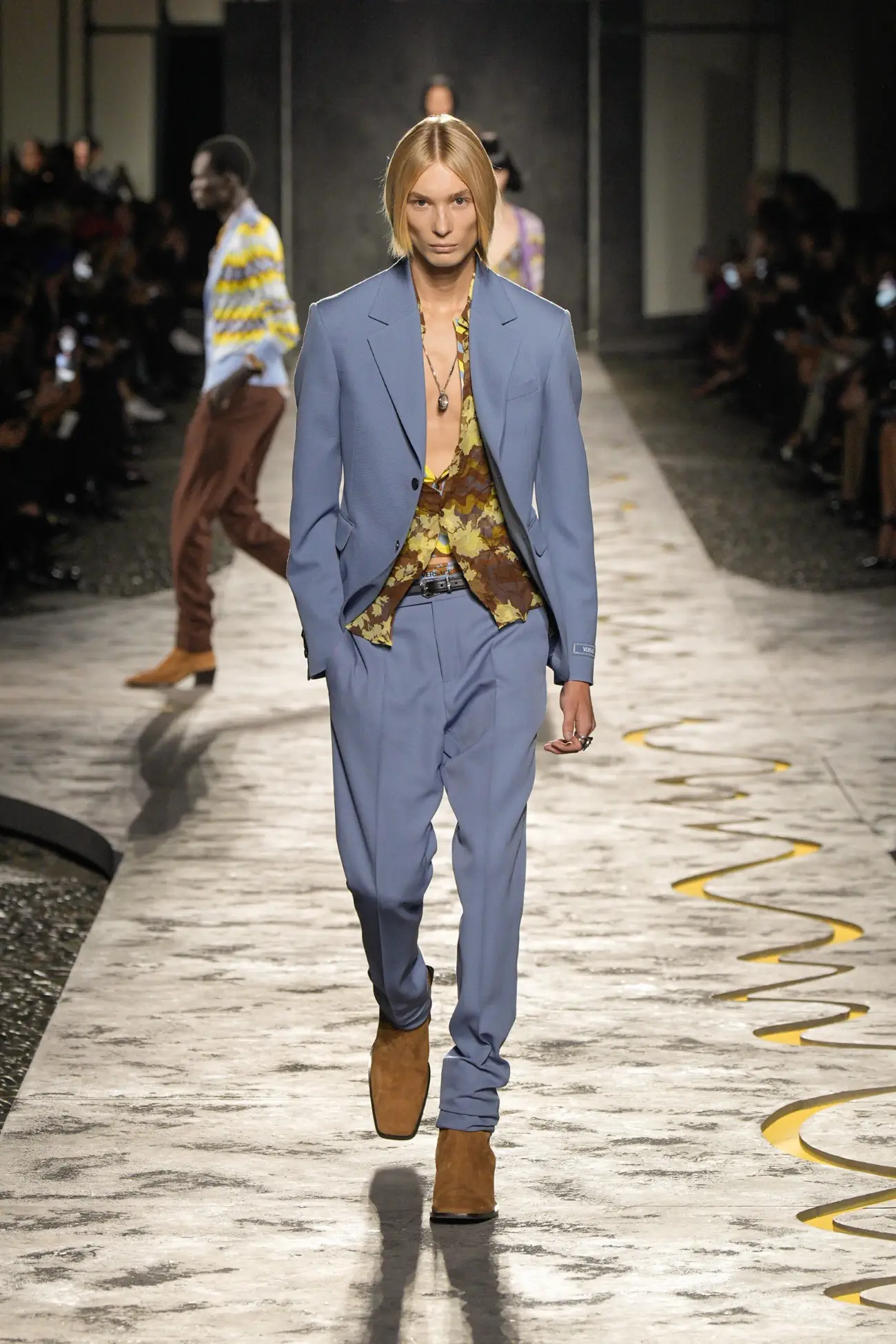 Collection Versace Printemps 2025 : une vision jeune du luxe italien