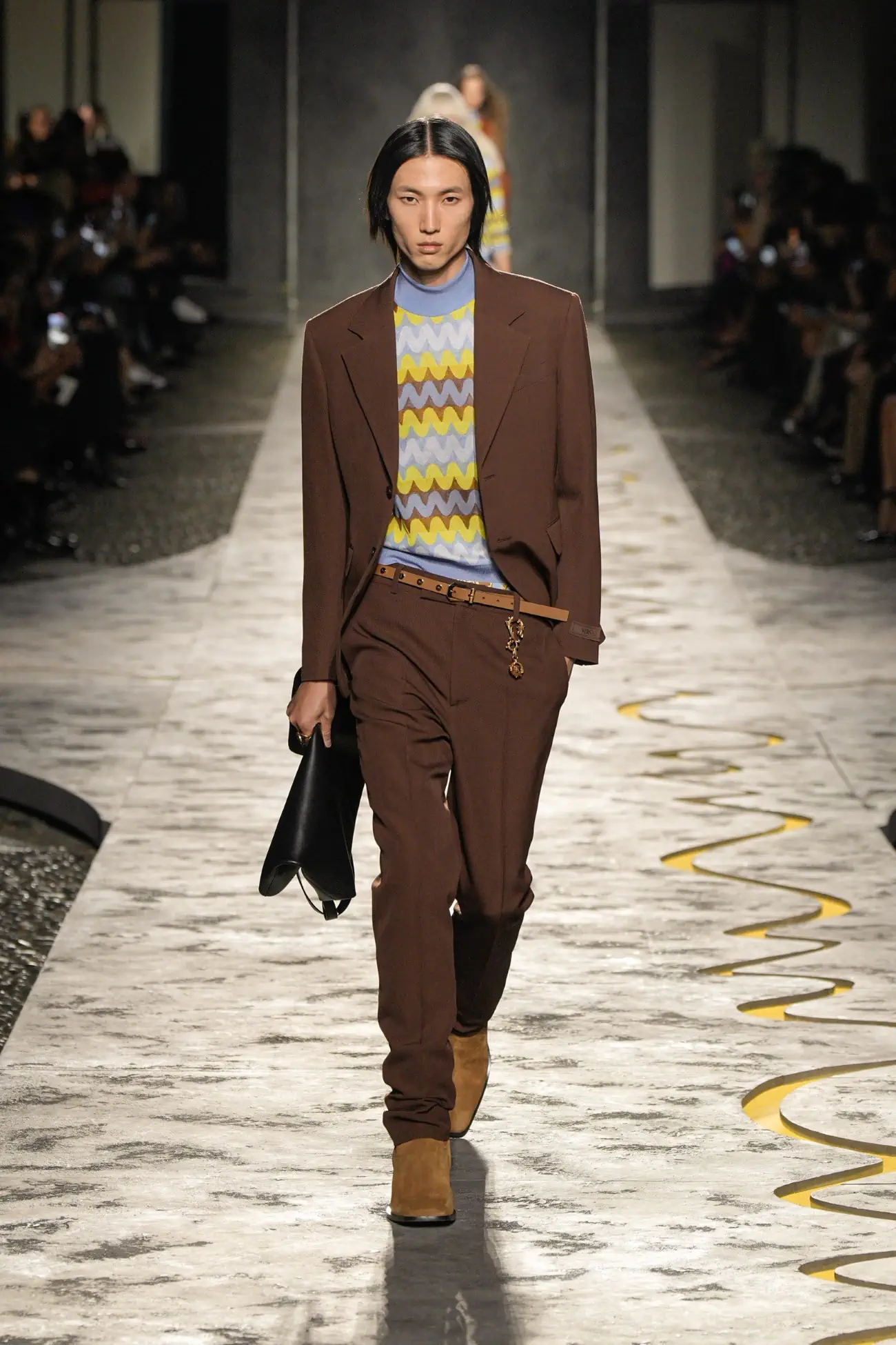 Collection Versace Printemps 2025 : une vision jeune du luxe italien