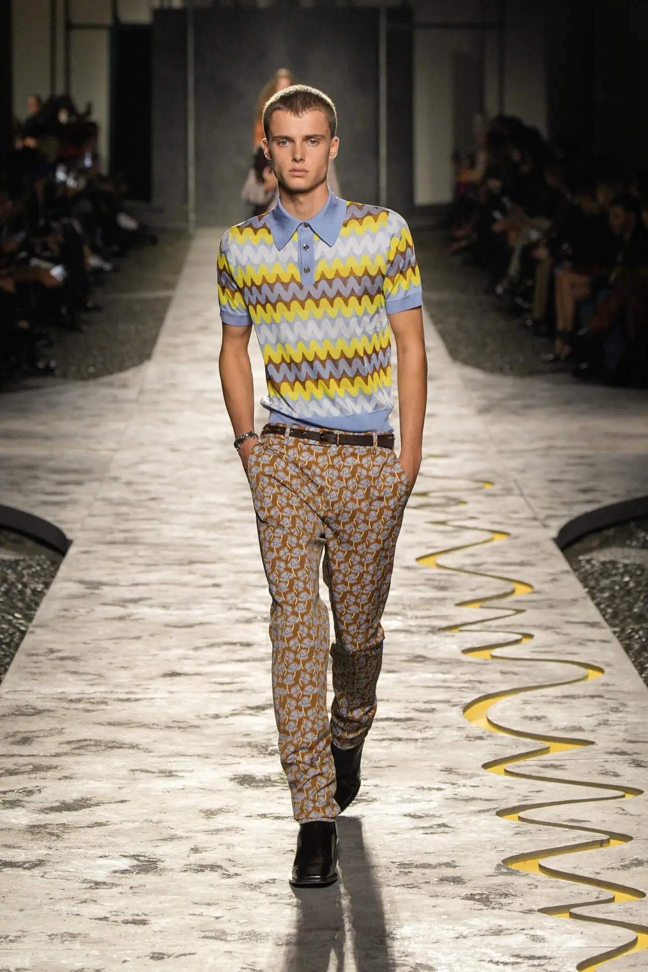 Collection Versace Printemps 2025 : une vision jeune du luxe italien