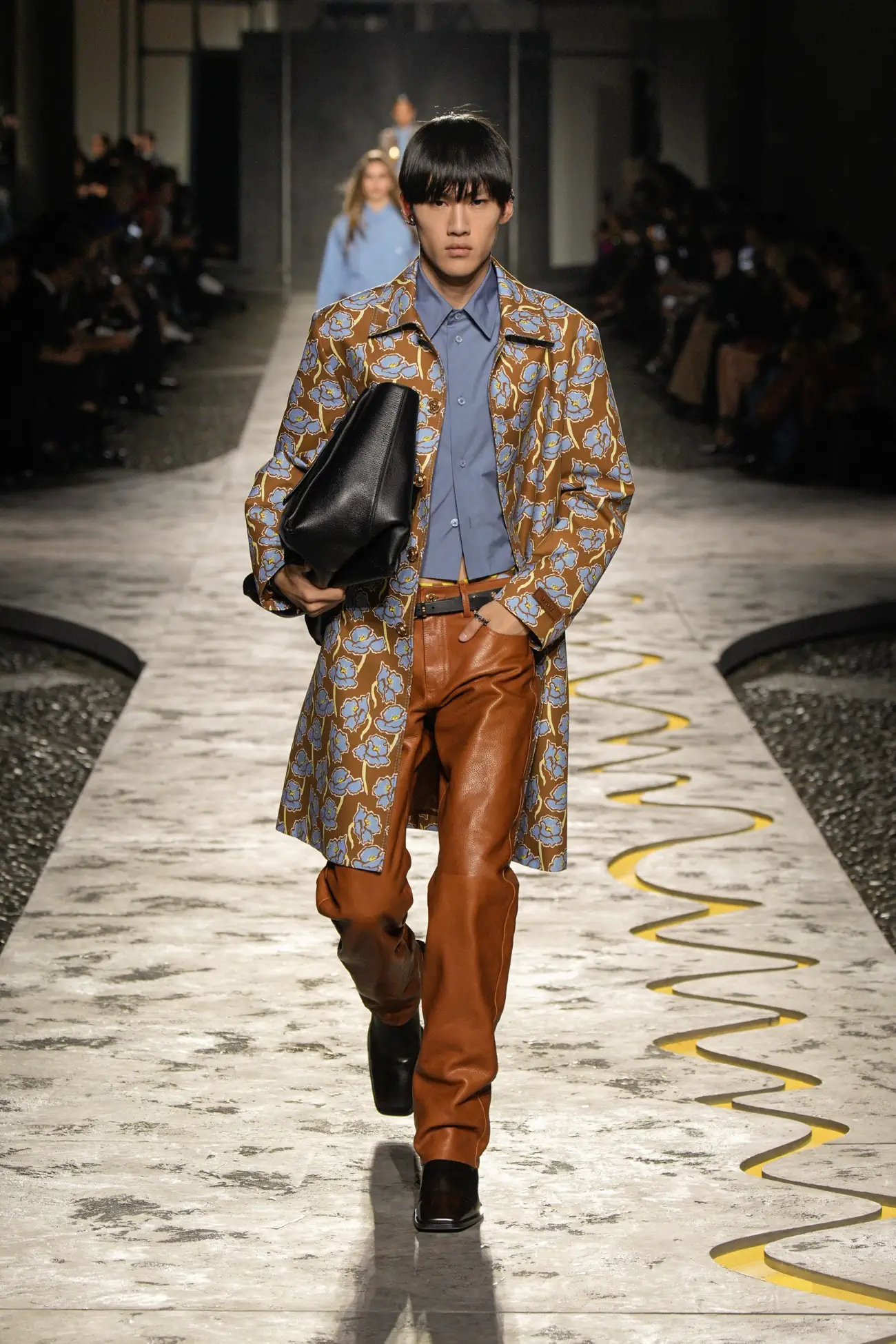 Collection Versace Printemps 2025 : une vision jeune du luxe italien