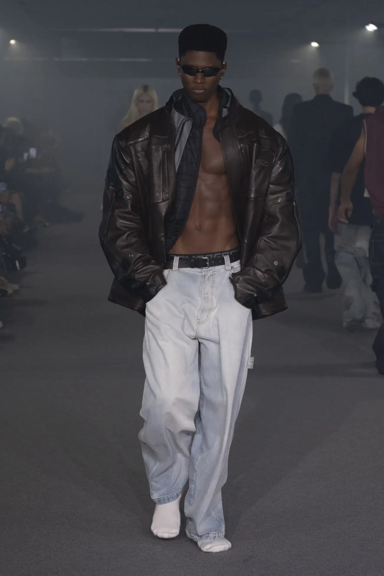 La collection Printemps 2025 de VETEMENTS redéfinit le luxe grâce à un design innovant et à des matériaux réutilisés