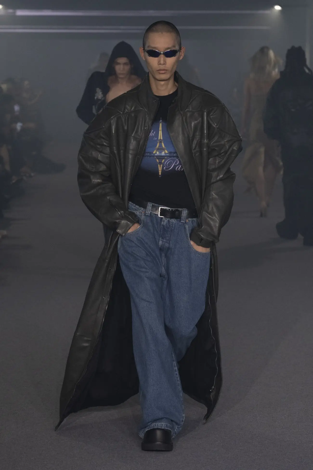 La collection Printemps 2025 de VETEMENTS redéfinit le luxe grâce à un design innovant et à des matériaux réutilisés