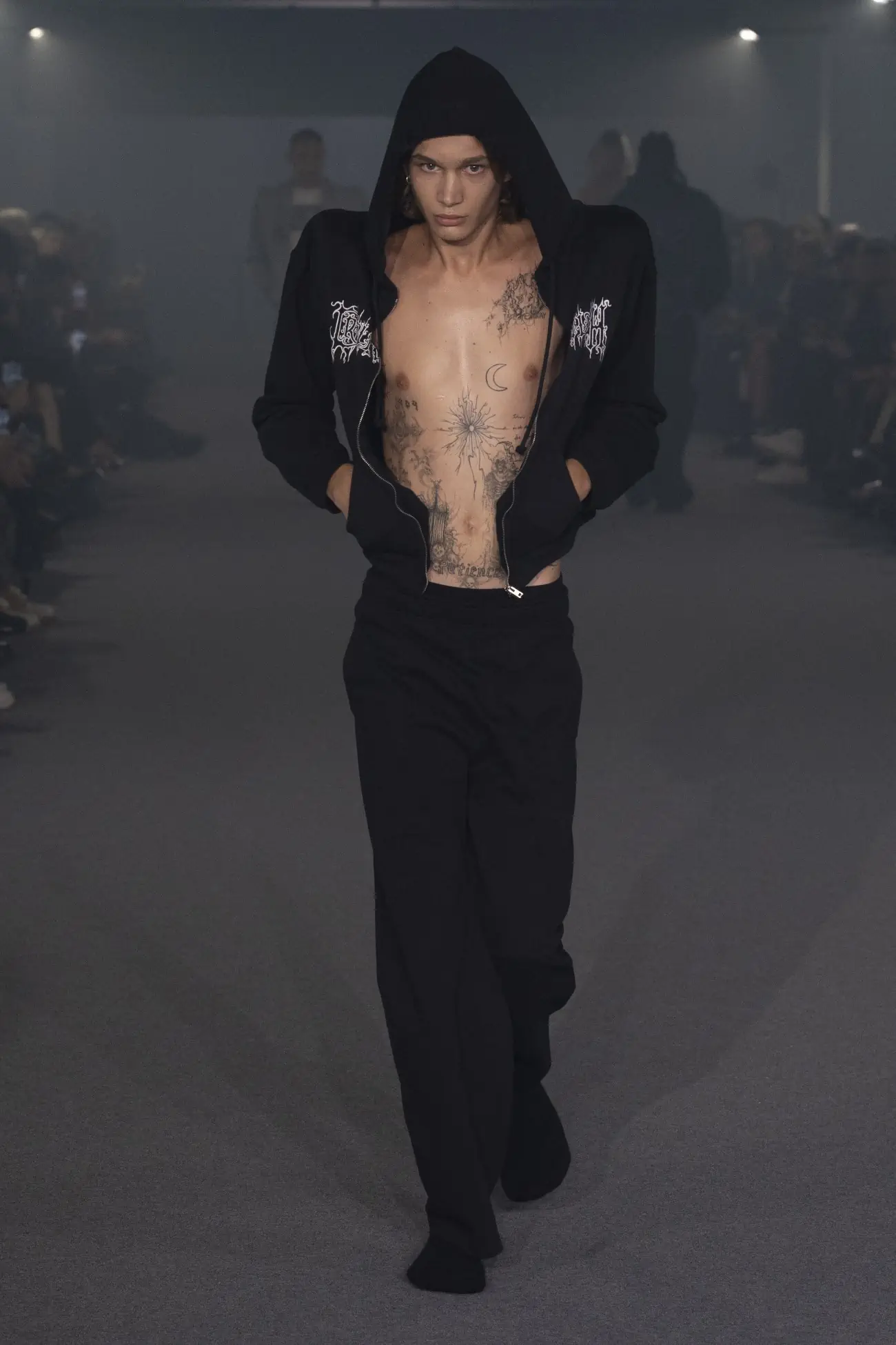 La collection Printemps 2025 de VETEMENTS redéfinit le luxe grâce à un design innovant et à des matériaux réutilisés