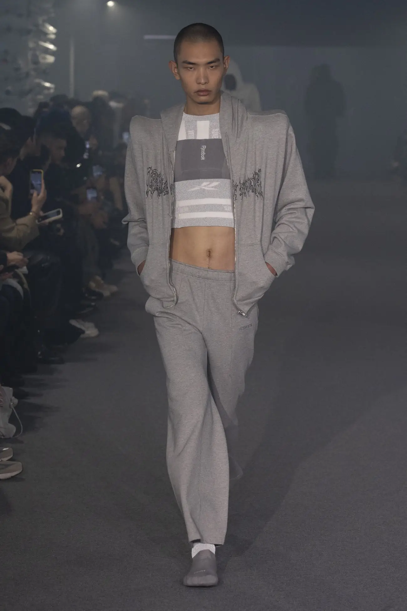 La collection Printemps 2025 de VETEMENTS redéfinit le luxe grâce à un design innovant et à des matériaux réutilisés
