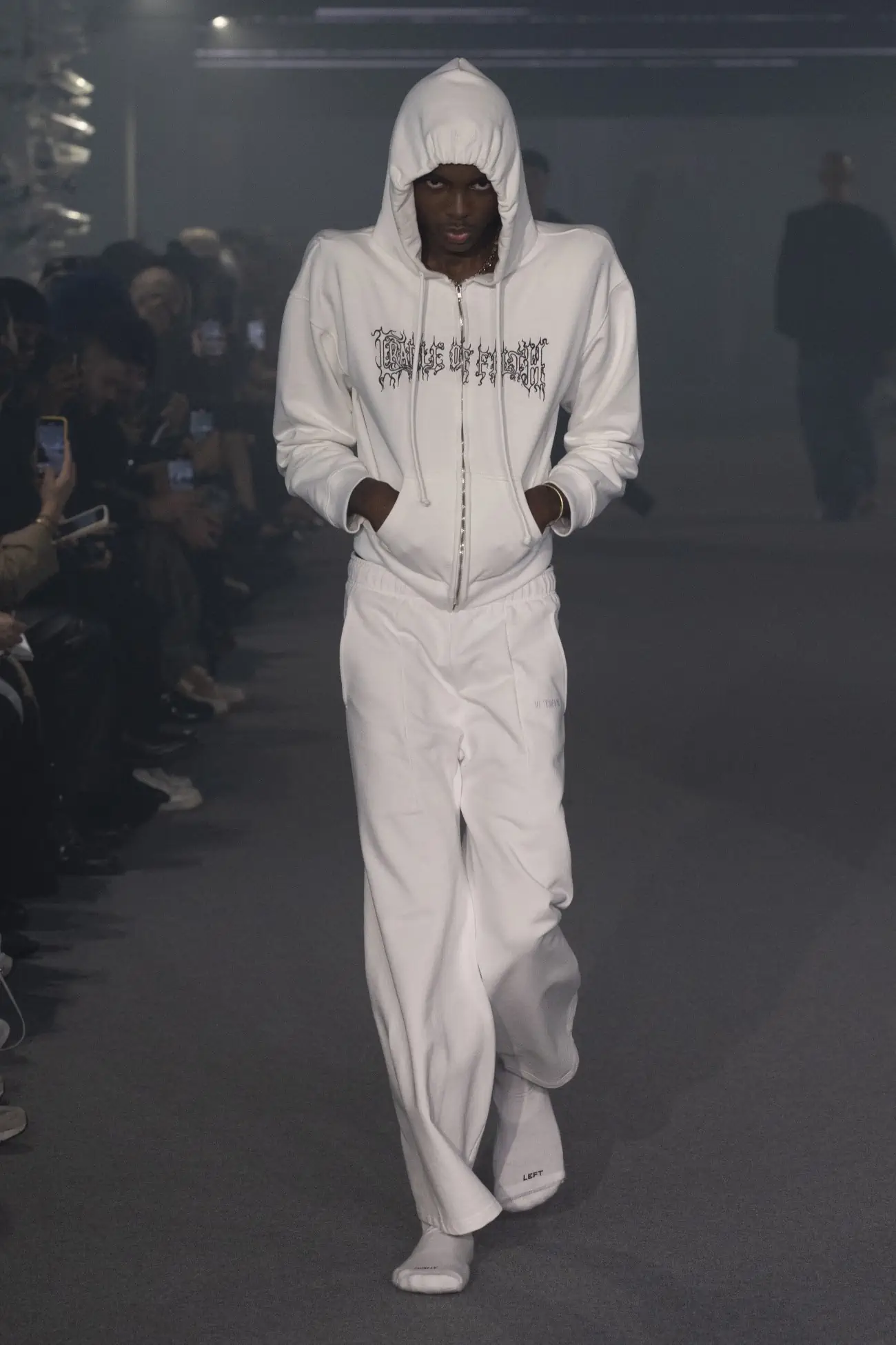 La collection Printemps 2025 de VETEMENTS redéfinit le luxe grâce à un design innovant et à des matériaux réutilisés