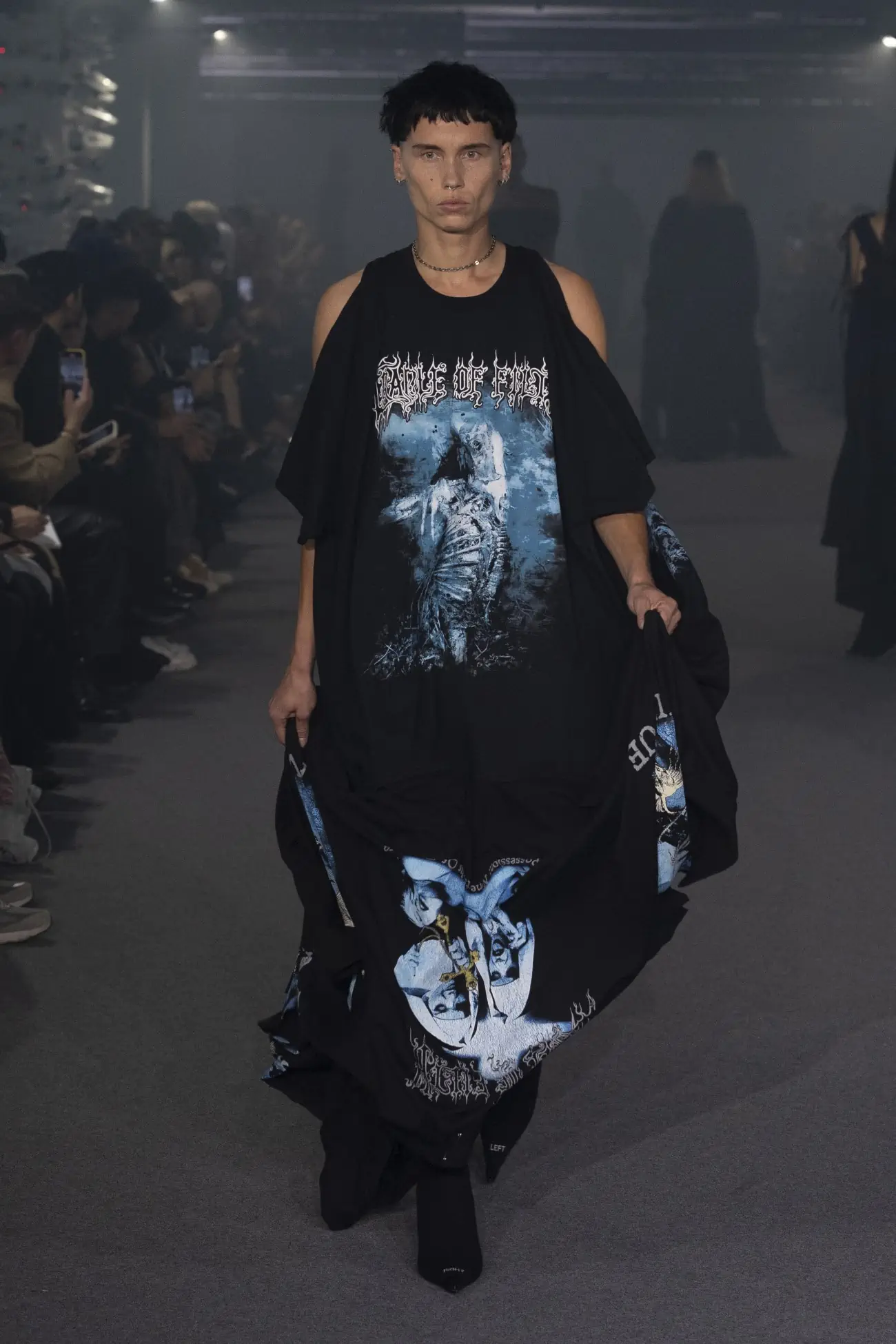 La collection Printemps 2025 de VETEMENTS redéfinit le luxe grâce à un design innovant et à des matériaux réutilisés