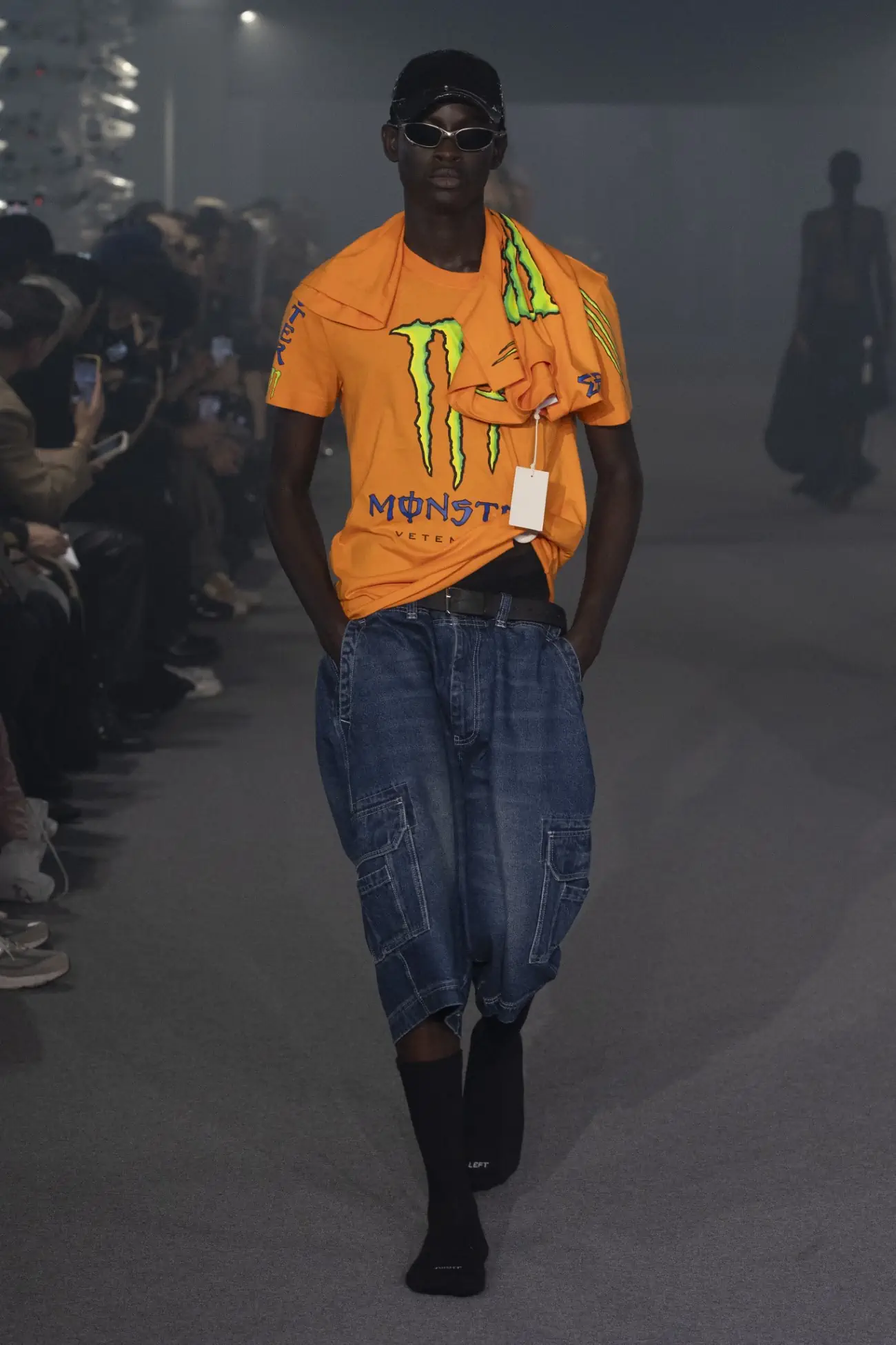 La collection Printemps 2025 de VETEMENTS redéfinit le luxe grâce à un design innovant et à des matériaux réutilisés