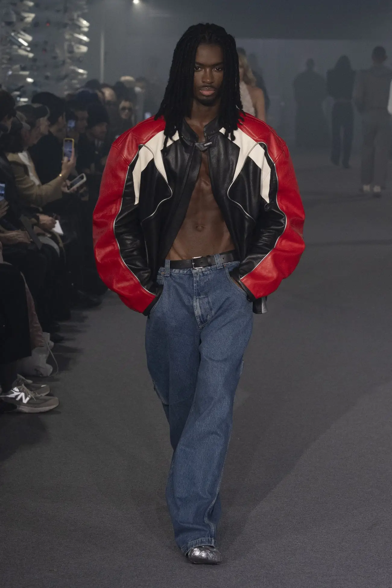 La collection Printemps 2025 de VETEMENTS redéfinit le luxe grâce à un design innovant et à des matériaux réutilisés