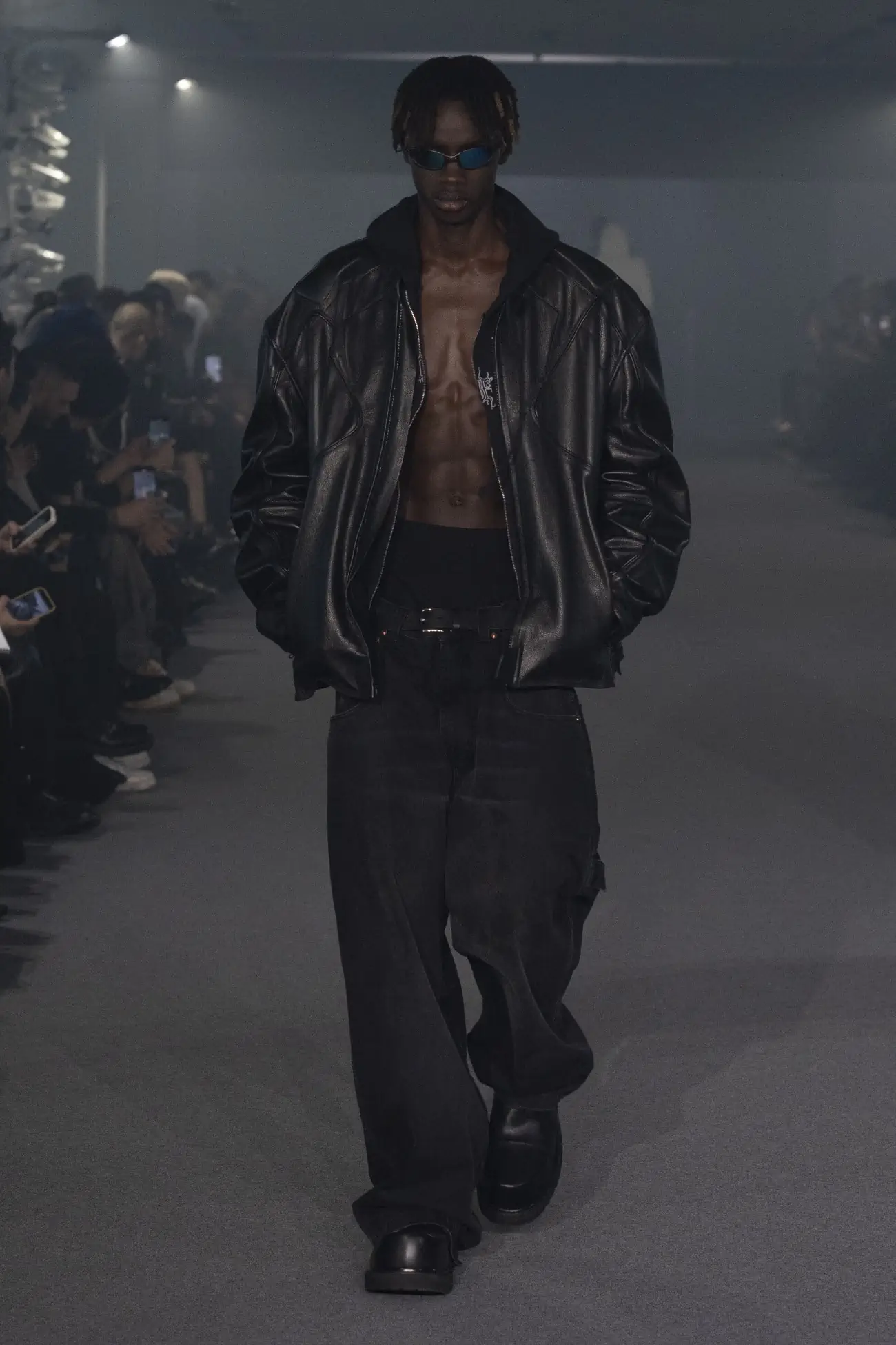 La collection Printemps 2025 de VETEMENTS redéfinit le luxe grâce à un design innovant et à des matériaux réutilisés
