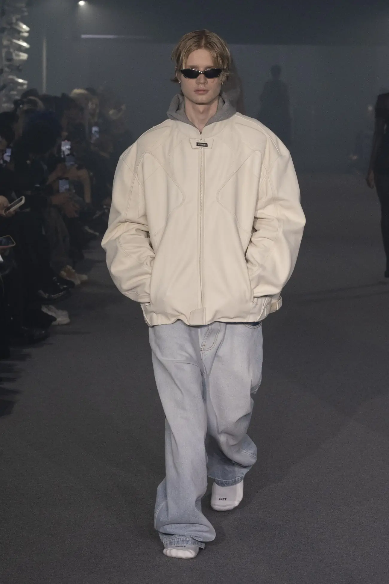 La collection Printemps 2025 de VETEMENTS redéfinit le luxe grâce à un design innovant et à des matériaux réutilisés