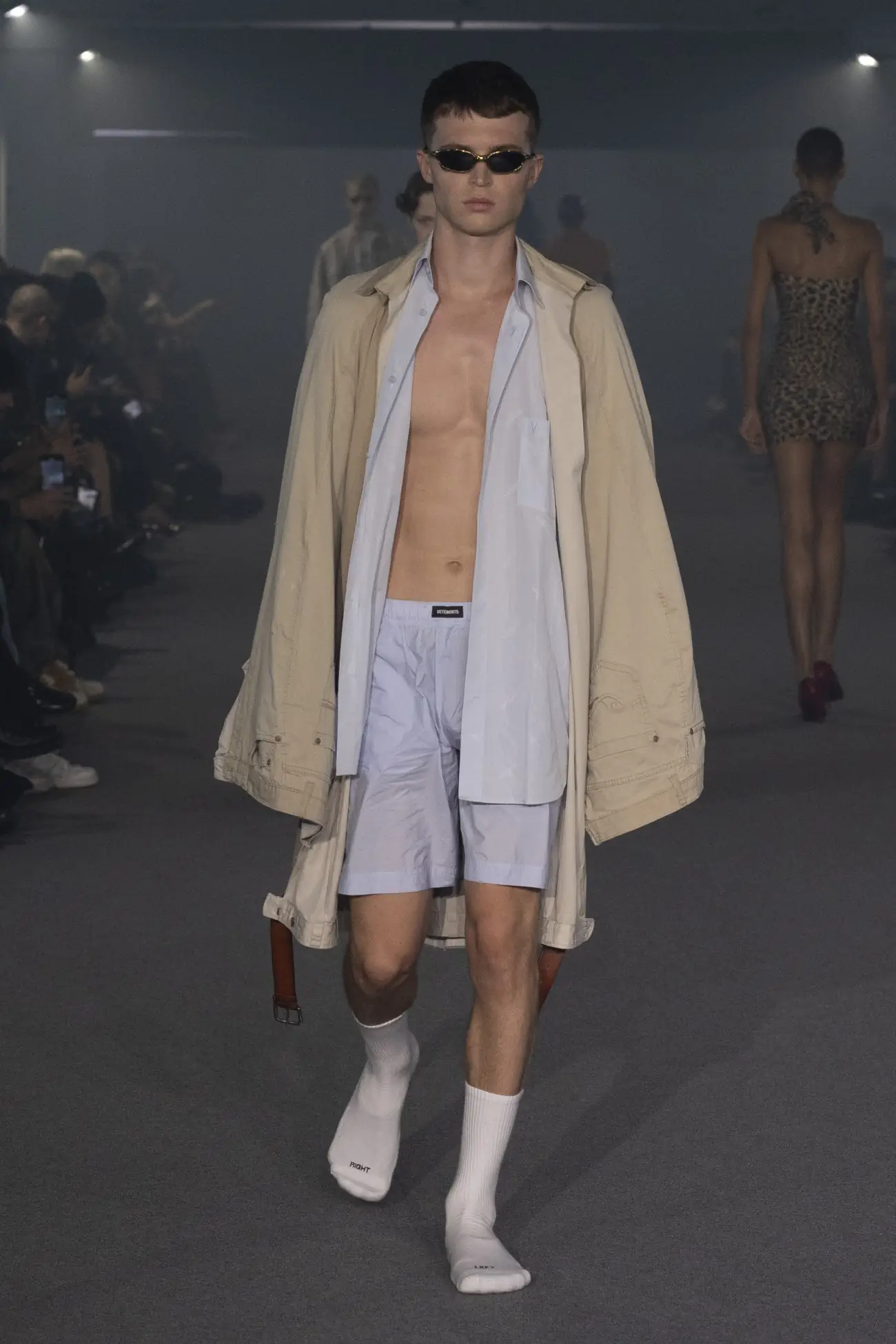 La collection Printemps 2025 de VETEMENTS redéfinit le luxe grâce à un design innovant et à des matériaux réutilisés