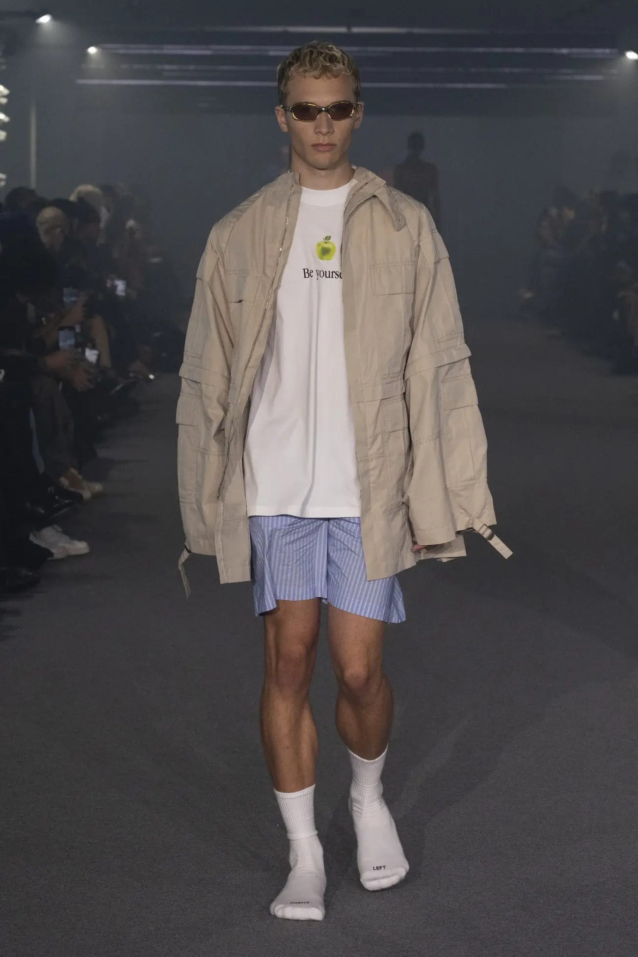 La collection Printemps 2025 de VETEMENTS redéfinit le luxe grâce à un design innovant et à des matériaux réutilisés