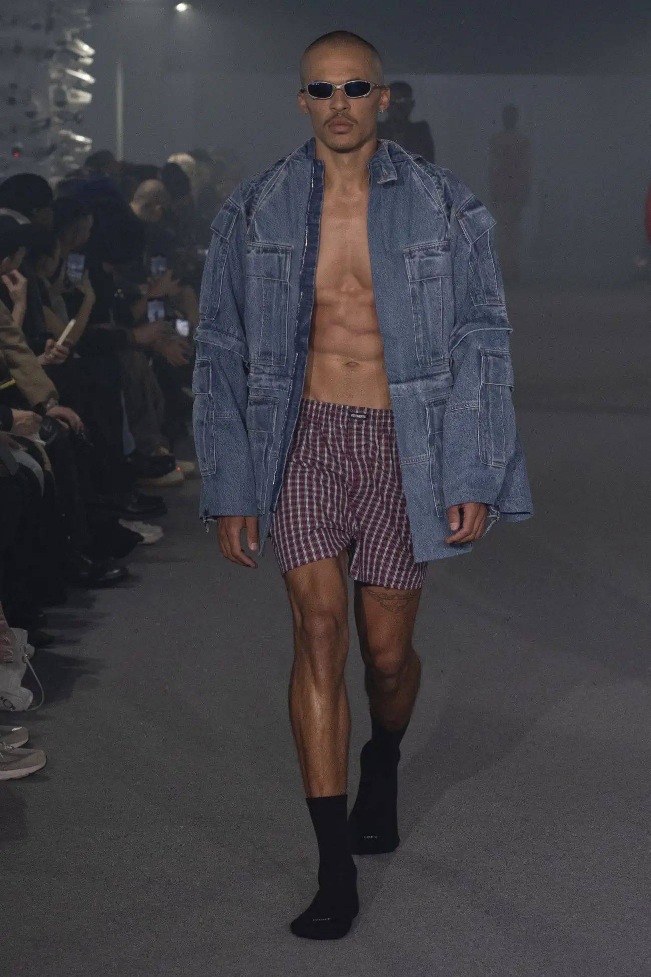 La collection Printemps 2025 de VETEMENTS redéfinit le luxe grâce à un design innovant et à des matériaux réutilisés