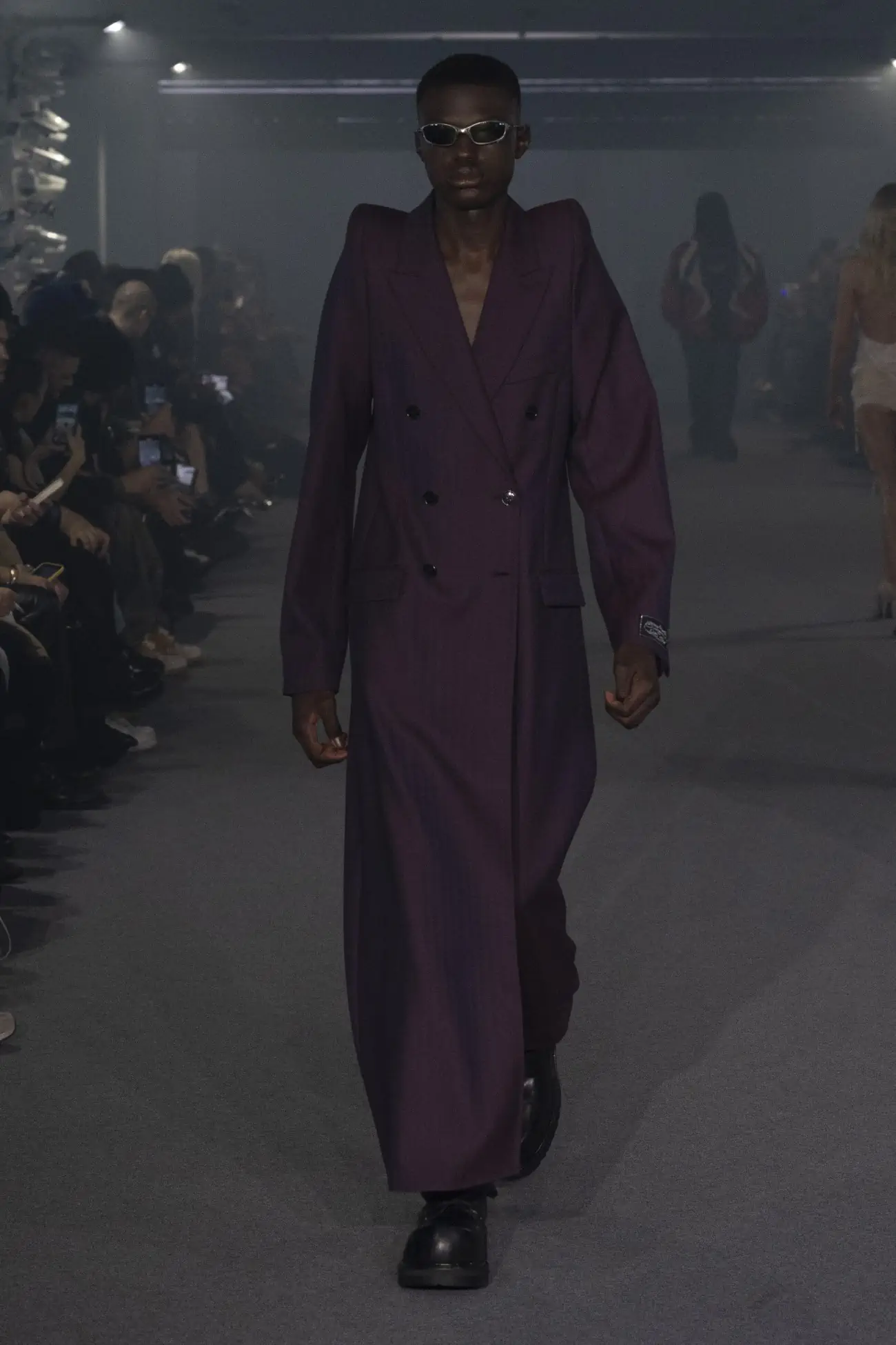 La collection Printemps 2025 de VETEMENTS redéfinit le luxe grâce à un design innovant et à des matériaux réutilisés