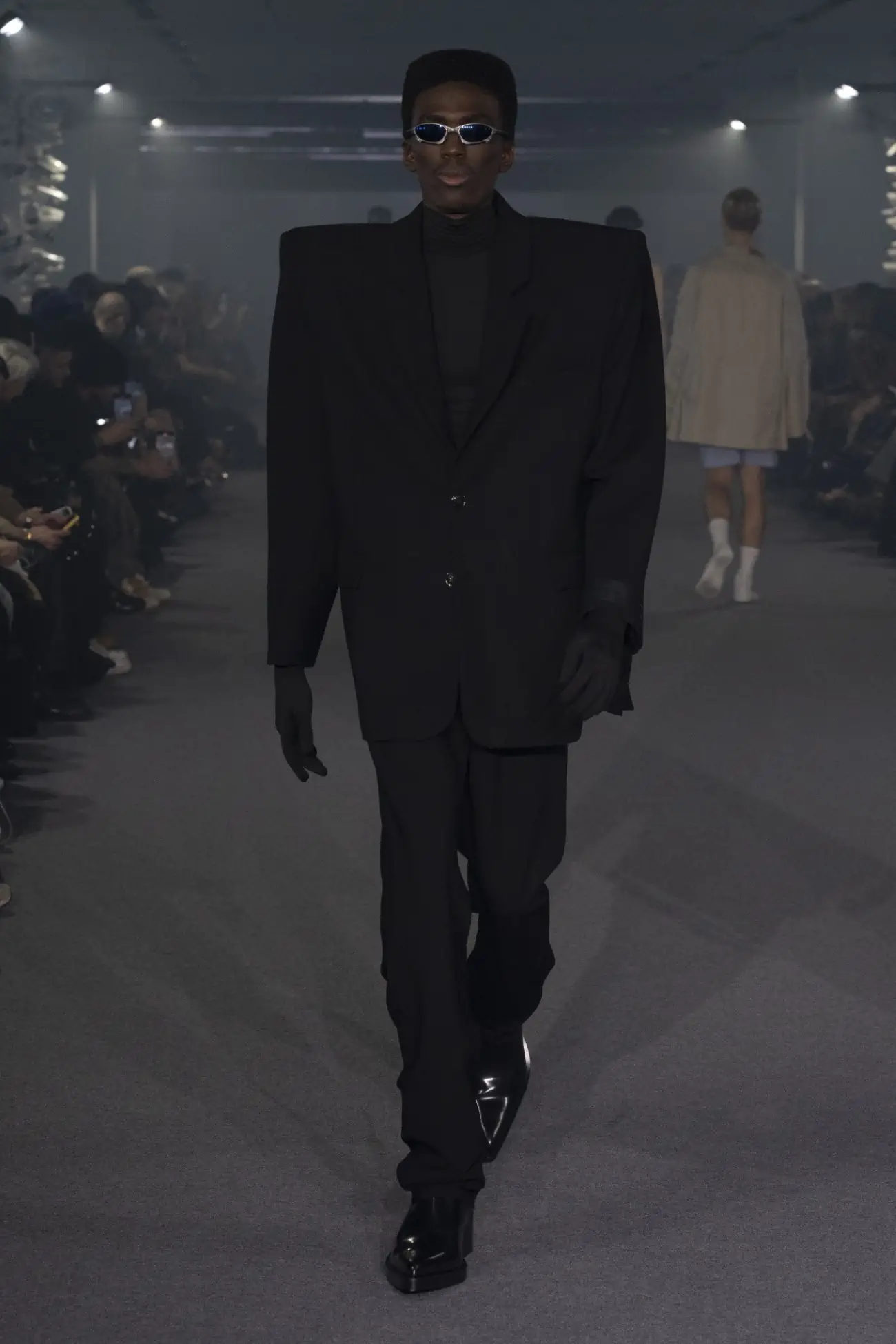 La collection Printemps 2025 de VETEMENTS redéfinit le luxe grâce à un design innovant et à des matériaux réutilisés