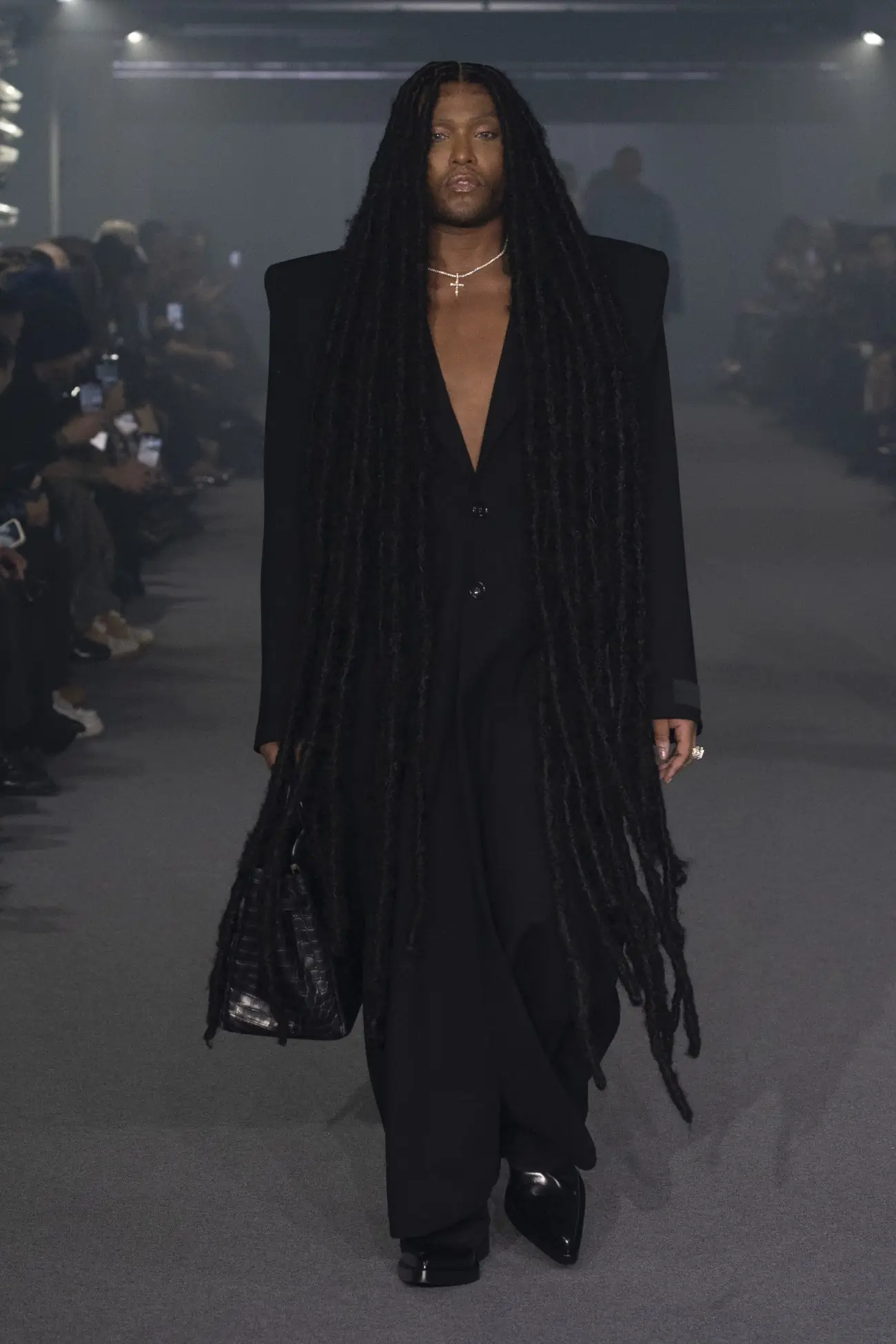 La collection Printemps 2025 de VETEMENTS redéfinit le luxe grâce à un design innovant et à des matériaux réutilisés
