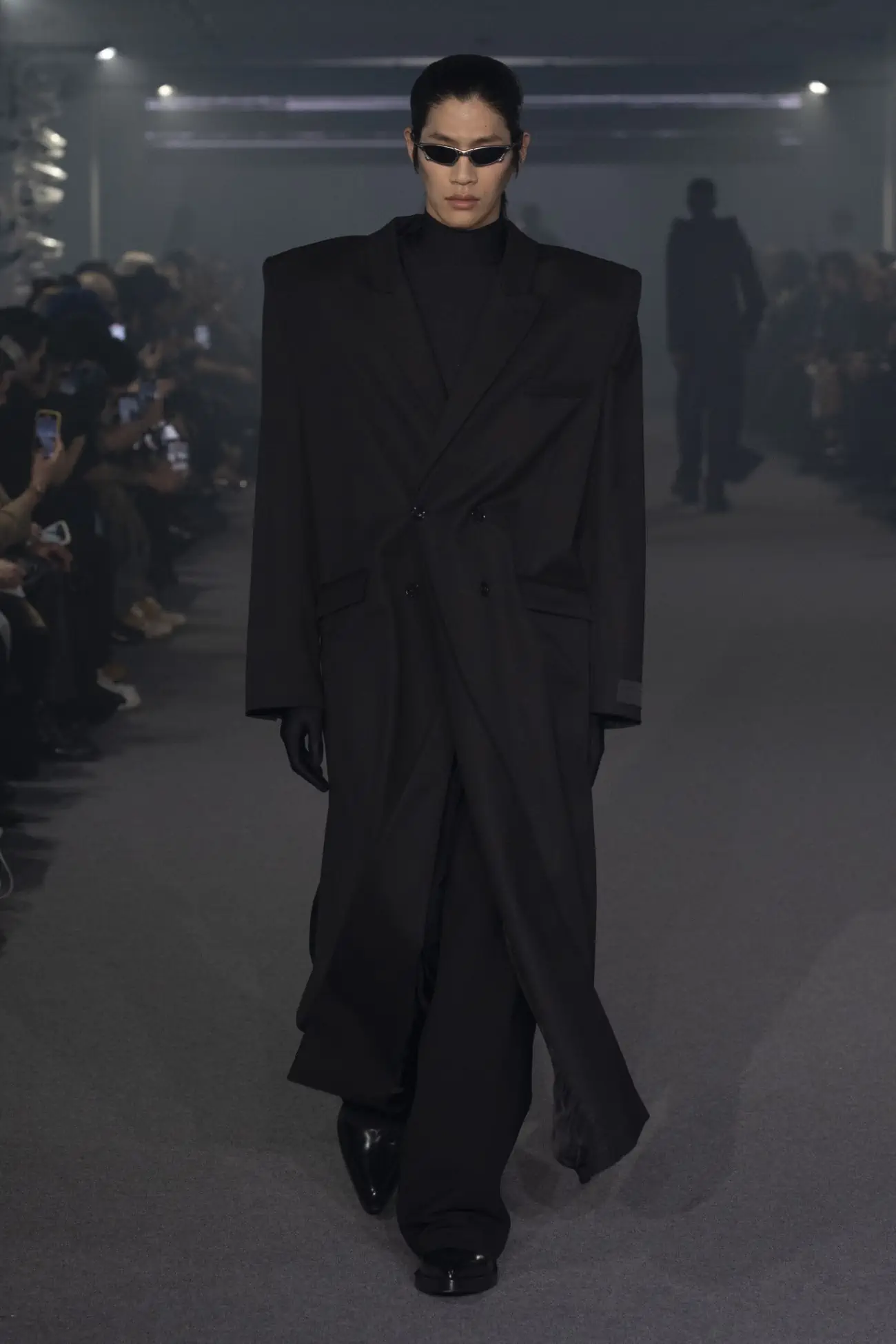 La collection Printemps 2025 de VETEMENTS redéfinit le luxe grâce à un design innovant et à des matériaux réutilisés