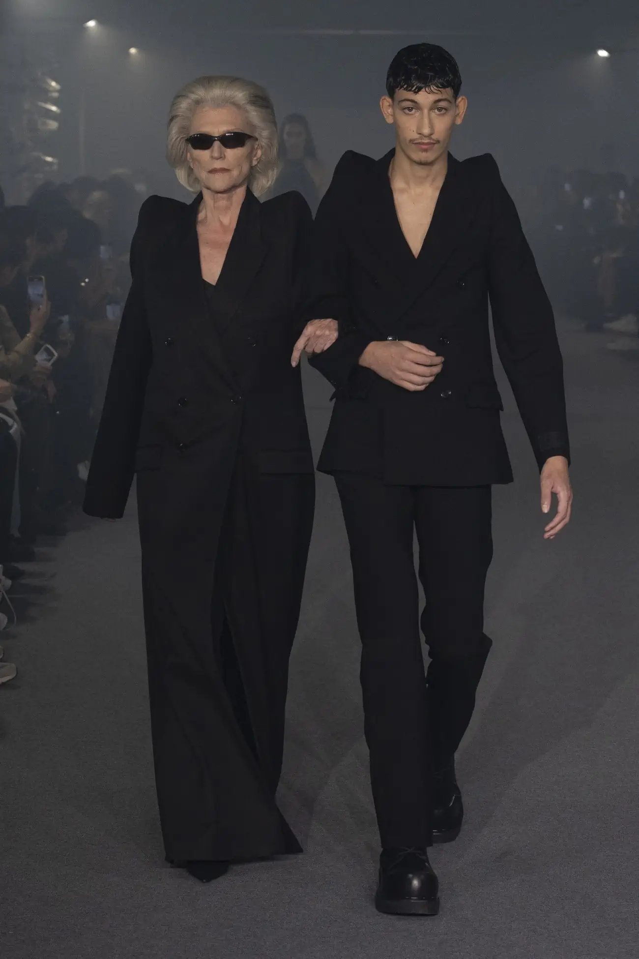 La collection Printemps 2025 de VETEMENTS redéfinit le luxe grâce à un design innovant et à des matériaux réutilisés