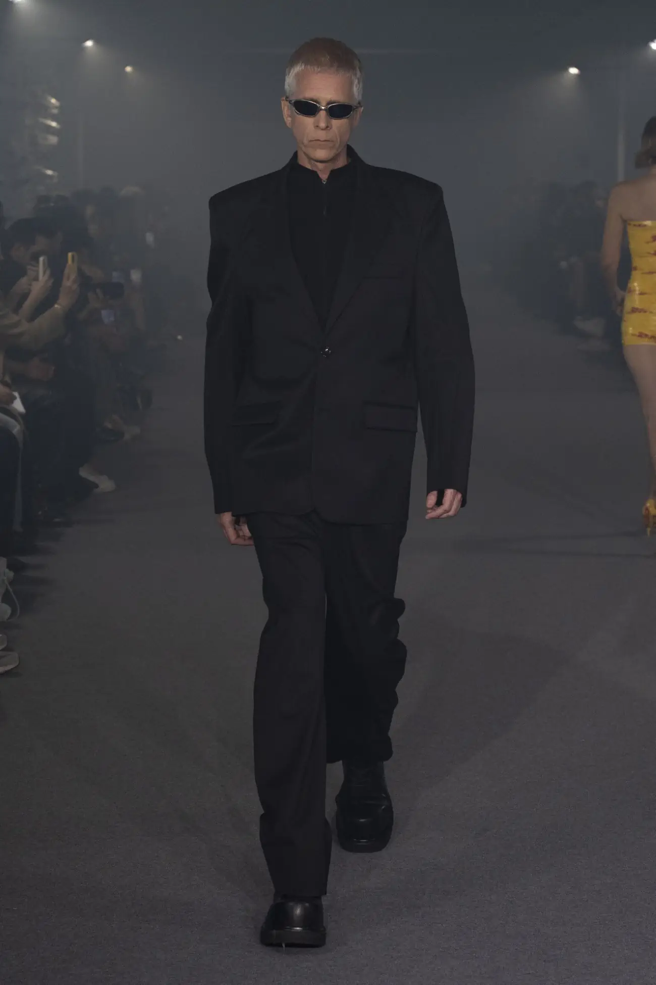 La collection Printemps 2025 de VETEMENTS redéfinit le luxe grâce à un design innovant et à des matériaux réutilisés