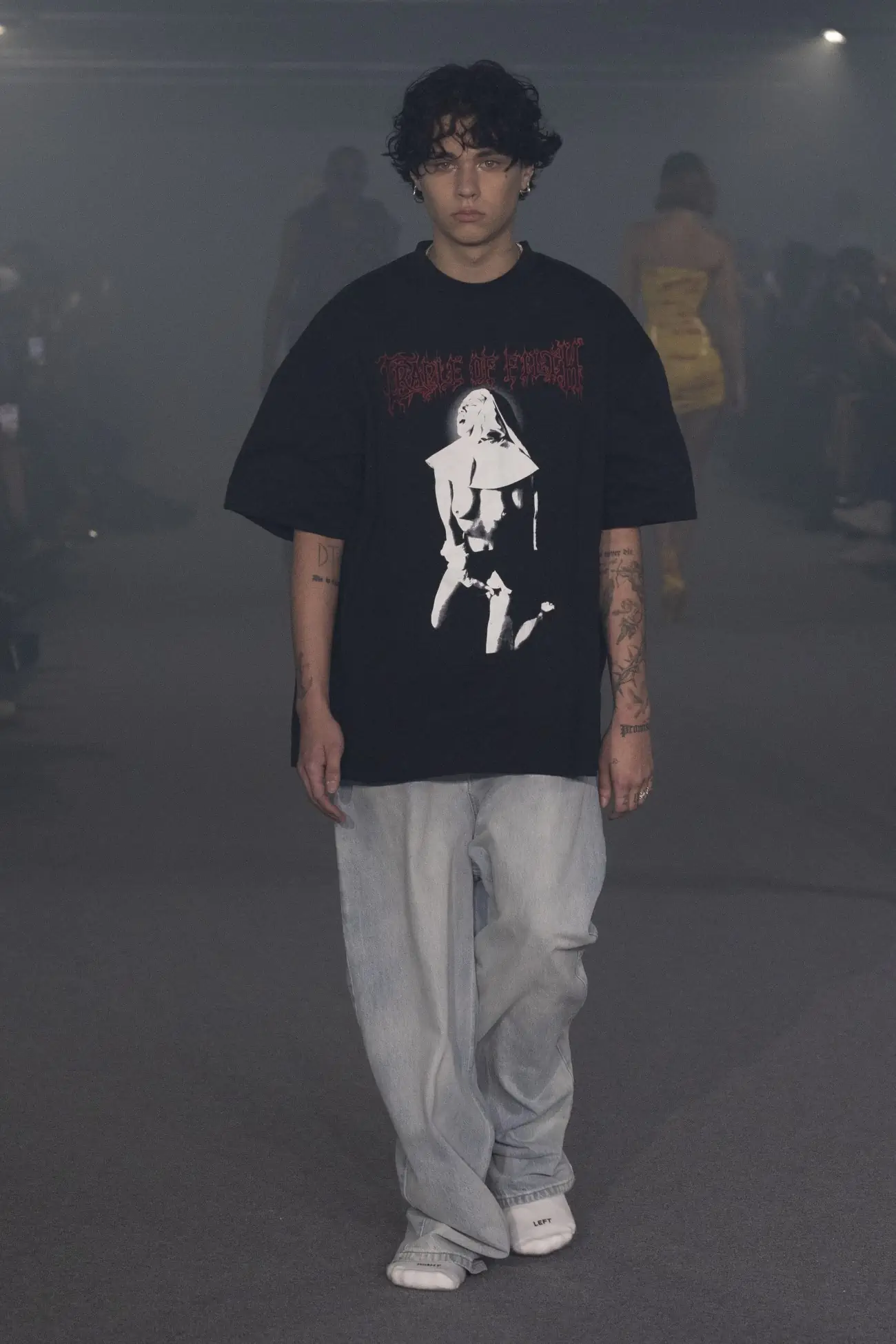 La collection Printemps 2025 de VETEMENTS redéfinit le luxe grâce à un design innovant et à des matériaux réutilisés