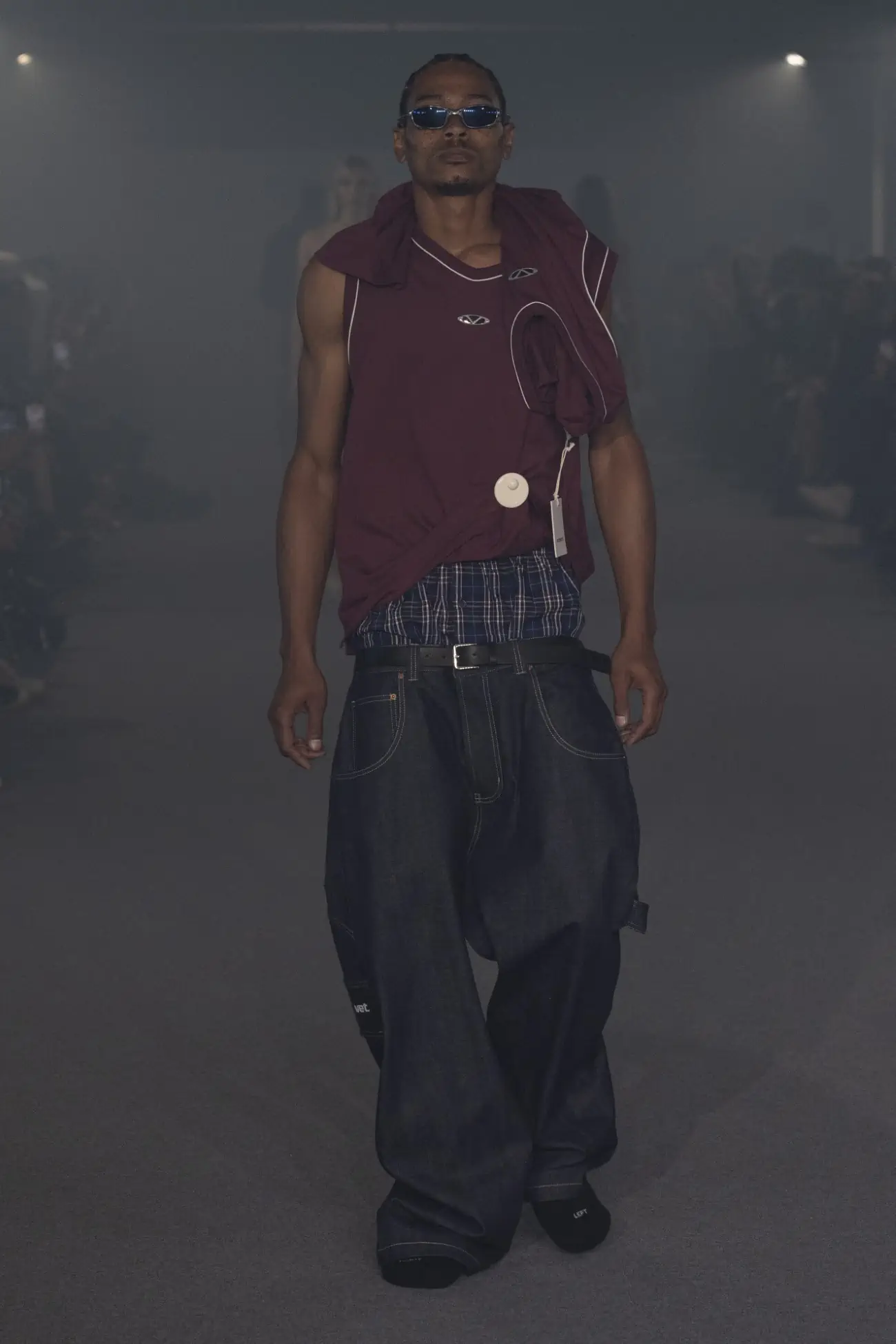 La collection Printemps 2025 de VETEMENTS redéfinit le luxe grâce à un design innovant et à des matériaux réutilisés