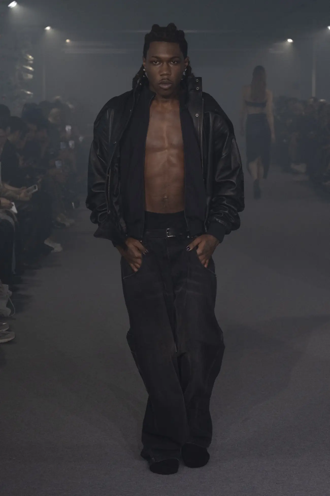 La collection Printemps 2025 de VETEMENTS redéfinit le luxe grâce à un design innovant et à des matériaux réutilisés