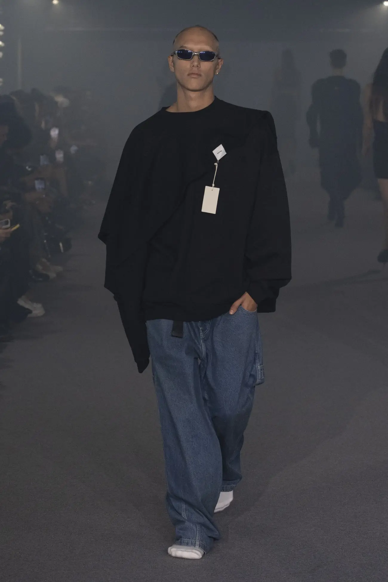 La collection Printemps 2025 de VETEMENTS redéfinit le luxe grâce à un design innovant et à des matériaux réutilisés