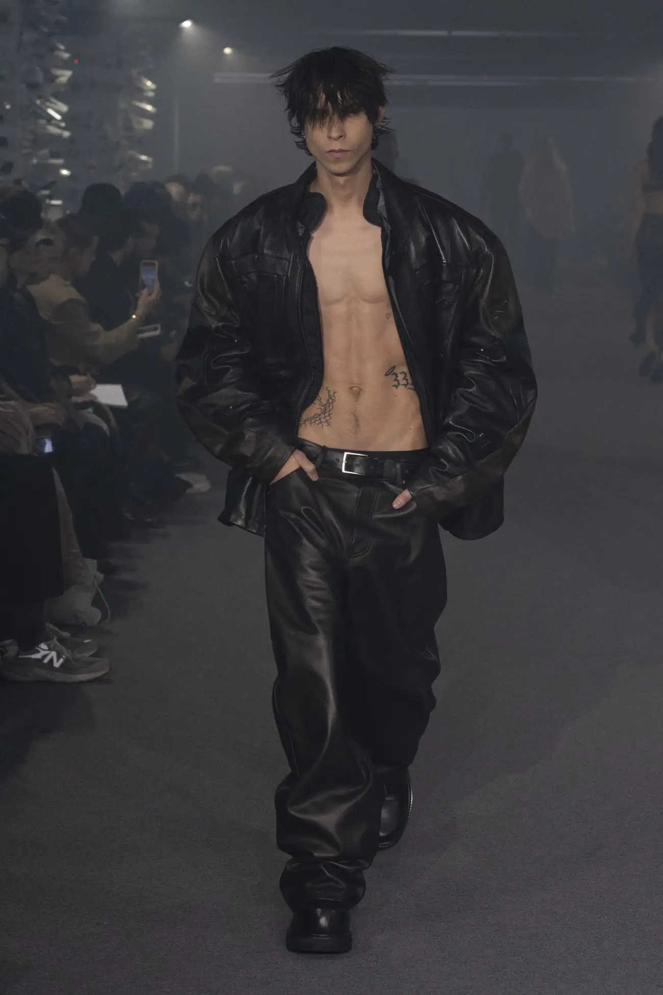 La collection Printemps 2025 de VETEMENTS redéfinit le luxe grâce à un design innovant et à des matériaux réutilisés