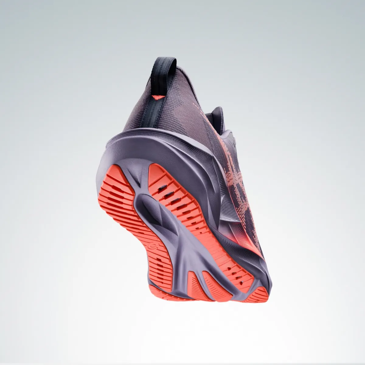 ASICS Novablast 5, la favorite des fans, reçoit un coup de pouce tonique