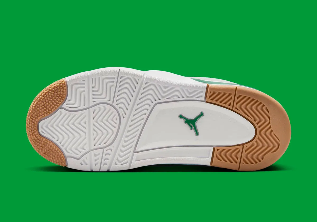 Cette nouvelle Air Jordan 4 RM reprend le design populaire de la Nike SB « Pine Green »