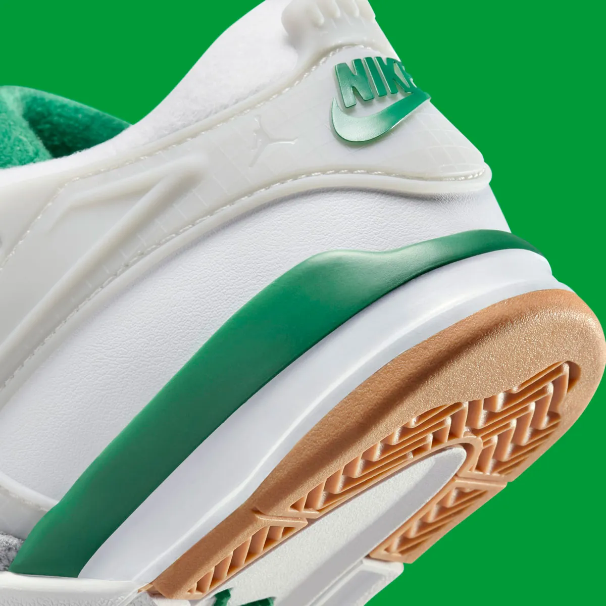 Cette nouvelle Air Jordan 4 RM reprend le design populaire de la Nike SB « Pine Green »